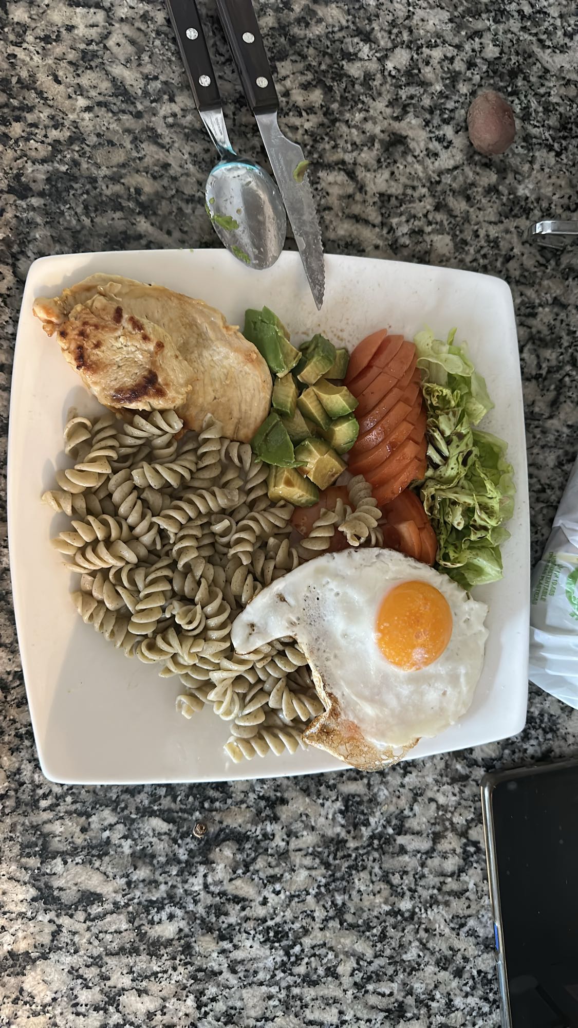 Plato de pasta con pollo y huevo