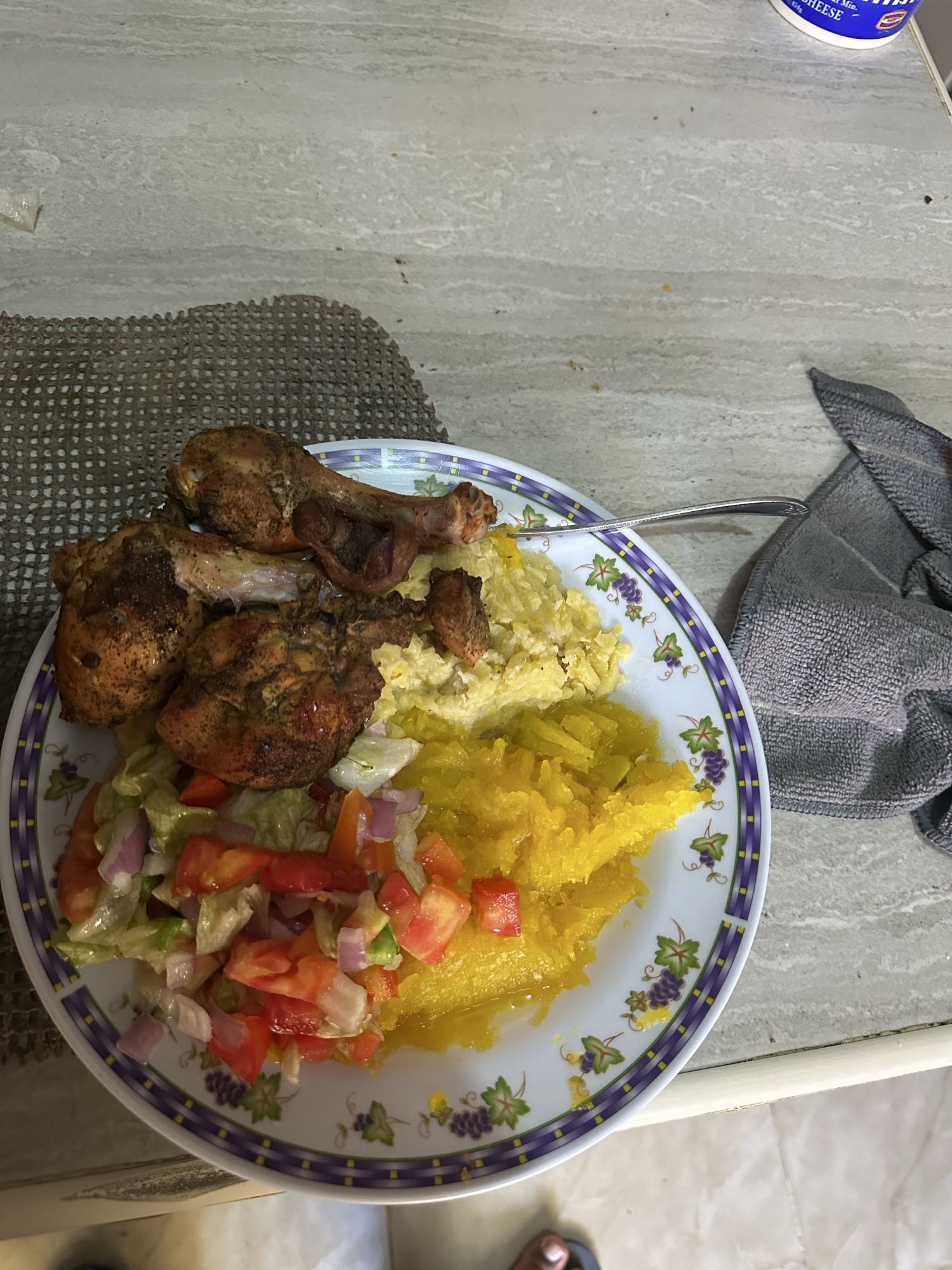 Pollo con puré y ensalada