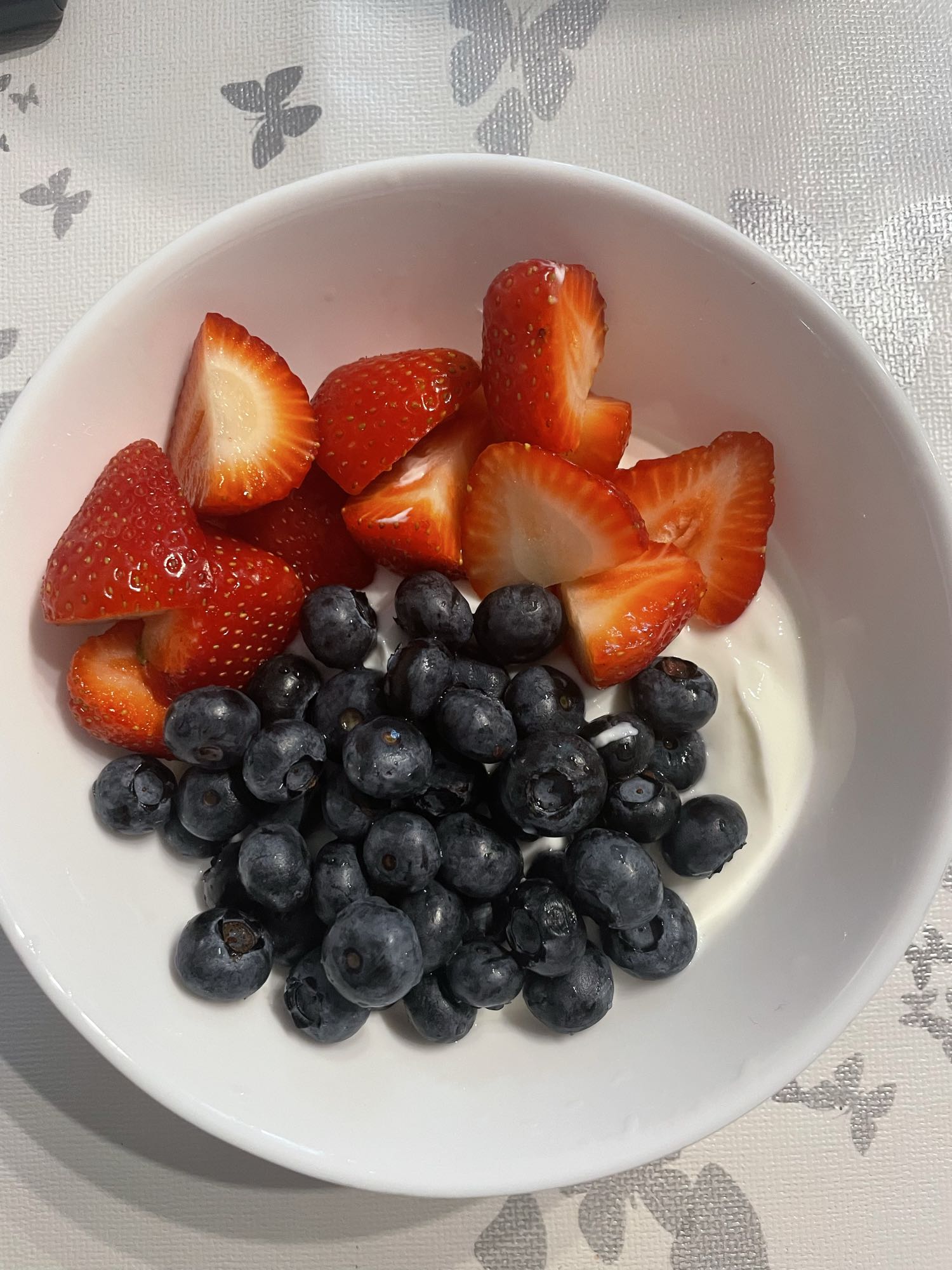 Yoghurt met aardbei en bosbes