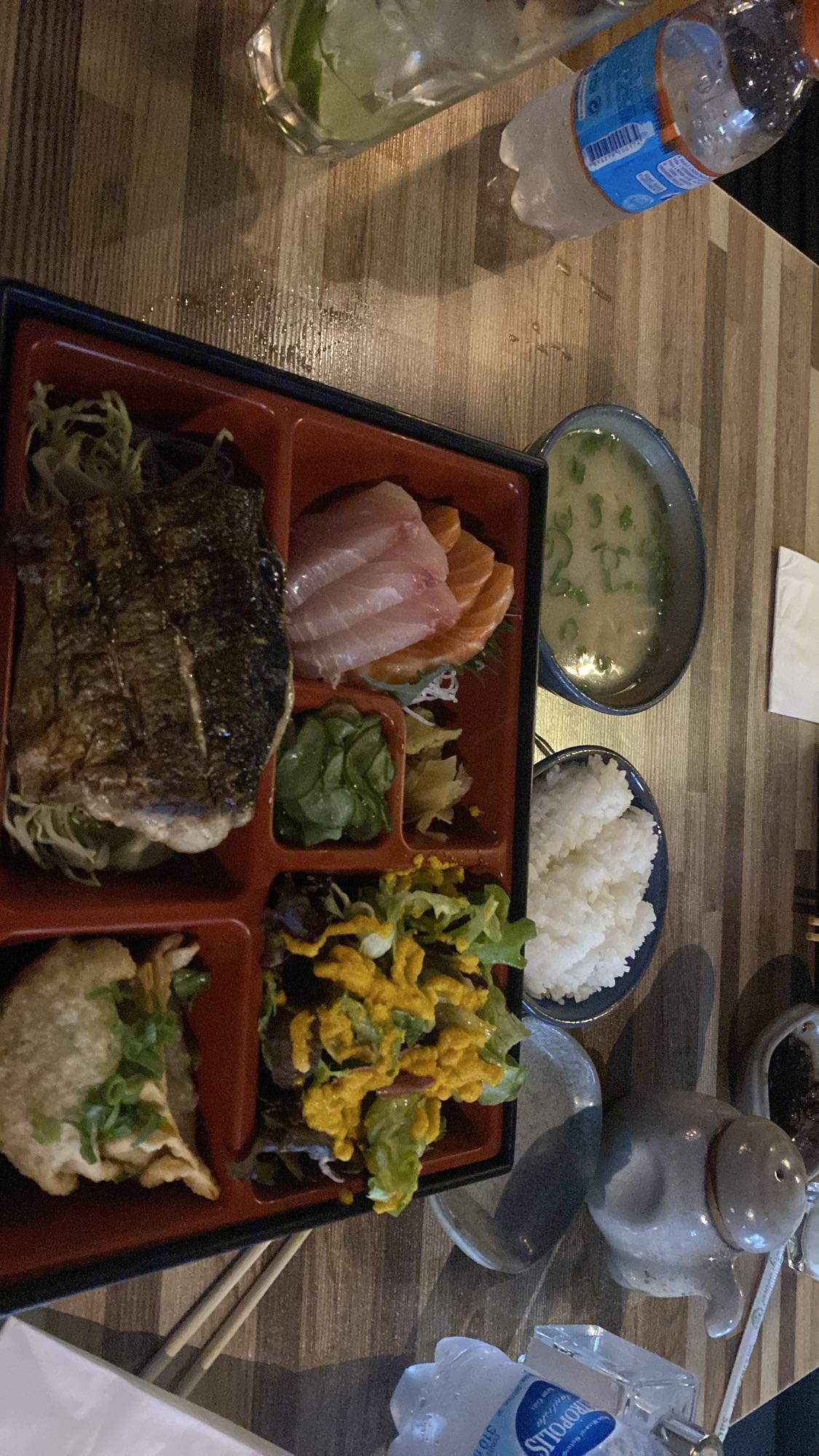 Bento japonês com sashimi