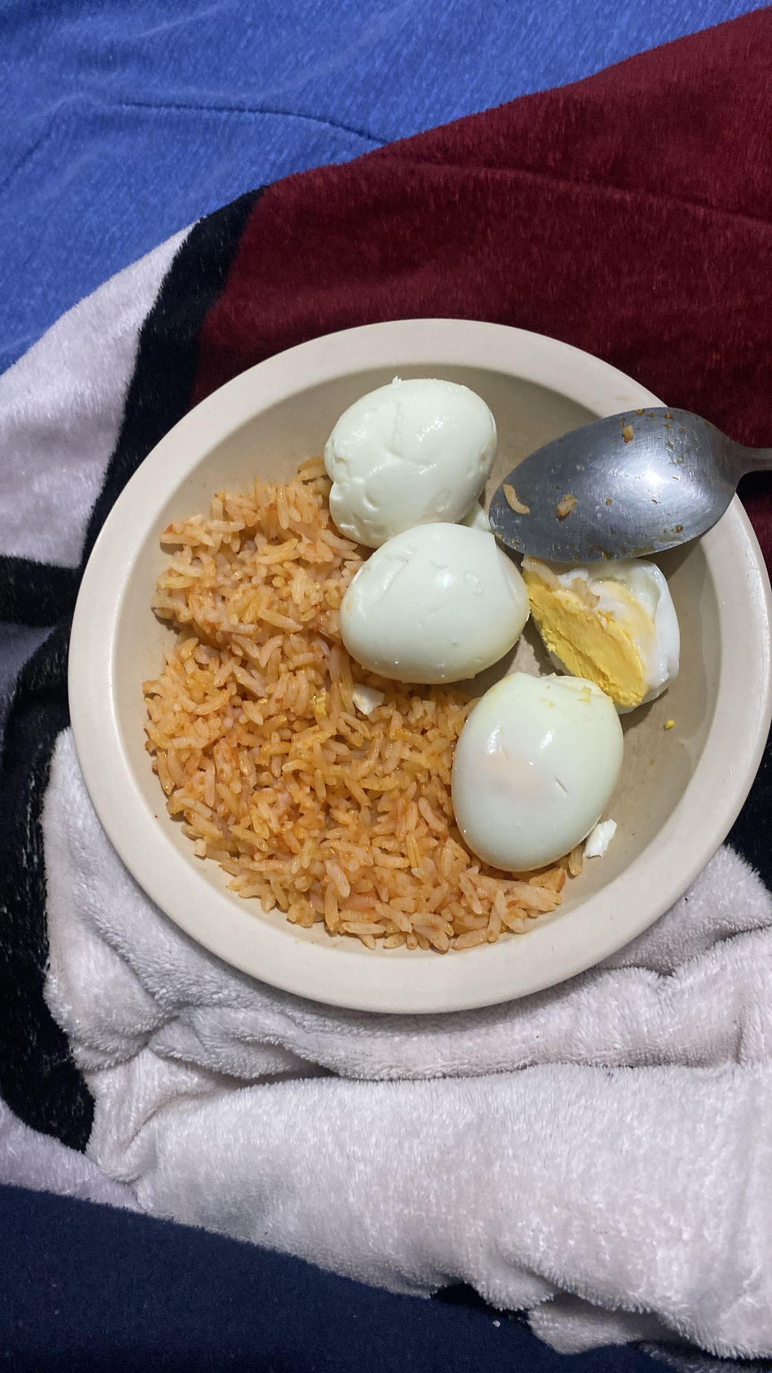 Arroz con huevos cocidos