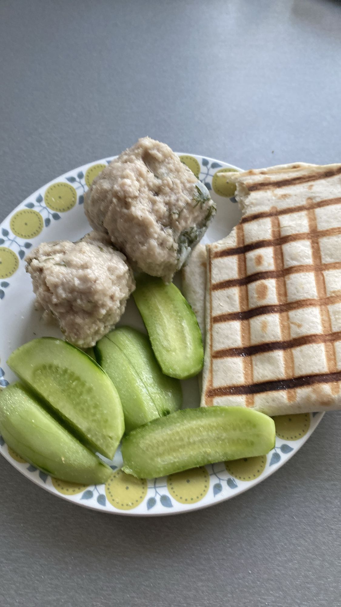 Pulpeciki z ogórkiem i chlebkiem