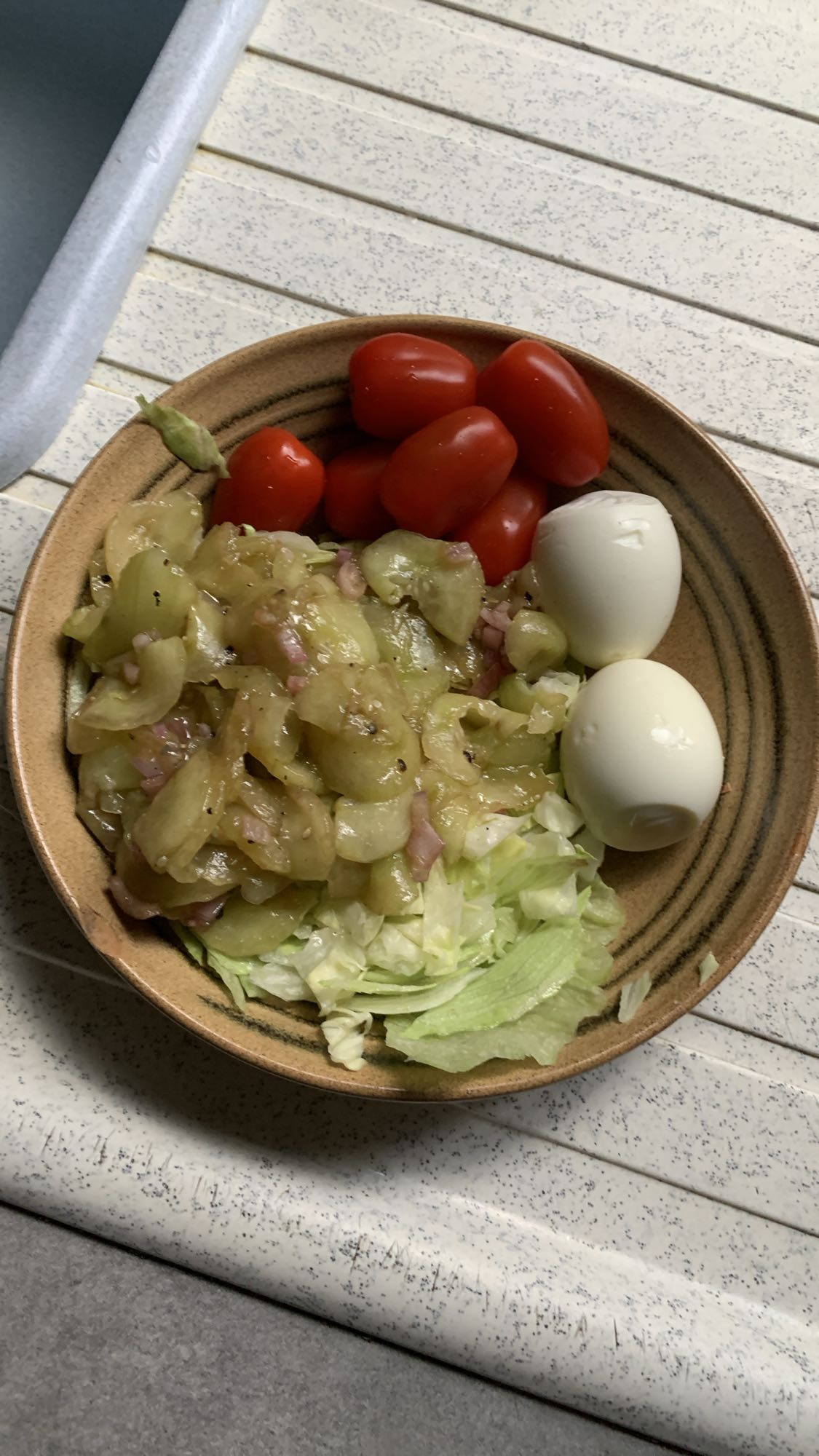 Salade aux œufs et légumes