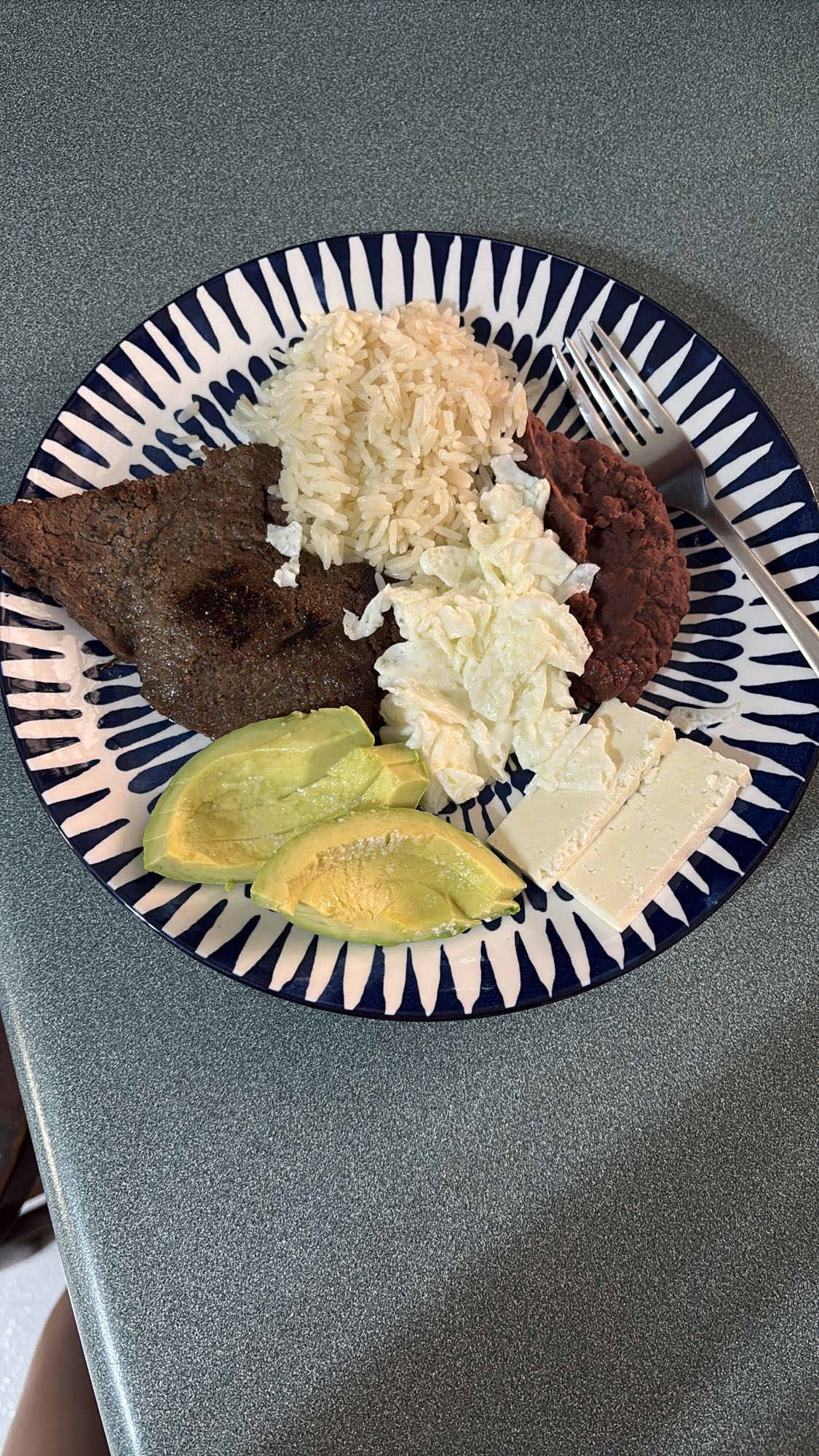 Plato con carne y arroz