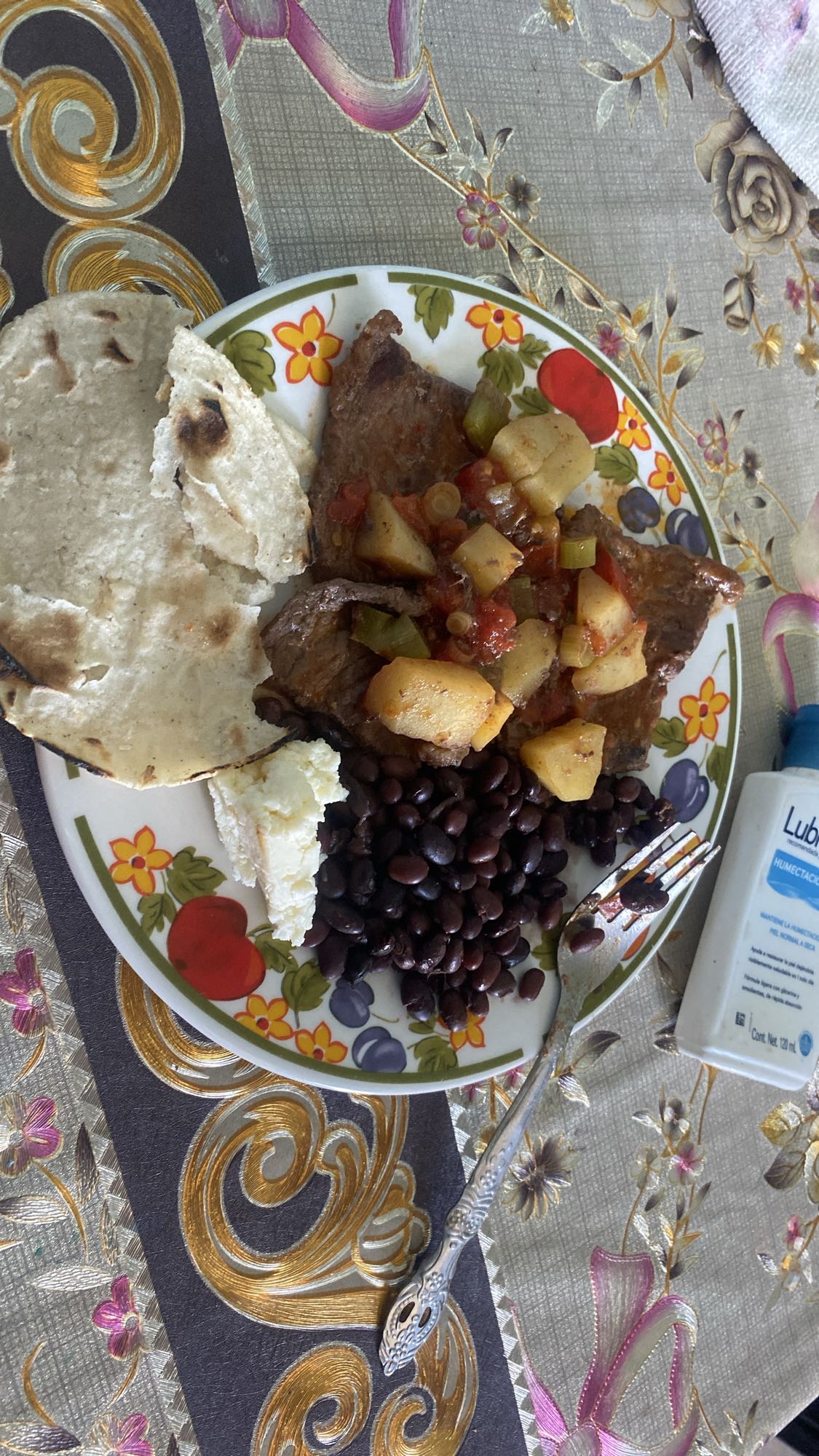 Carne con papas y frijoles