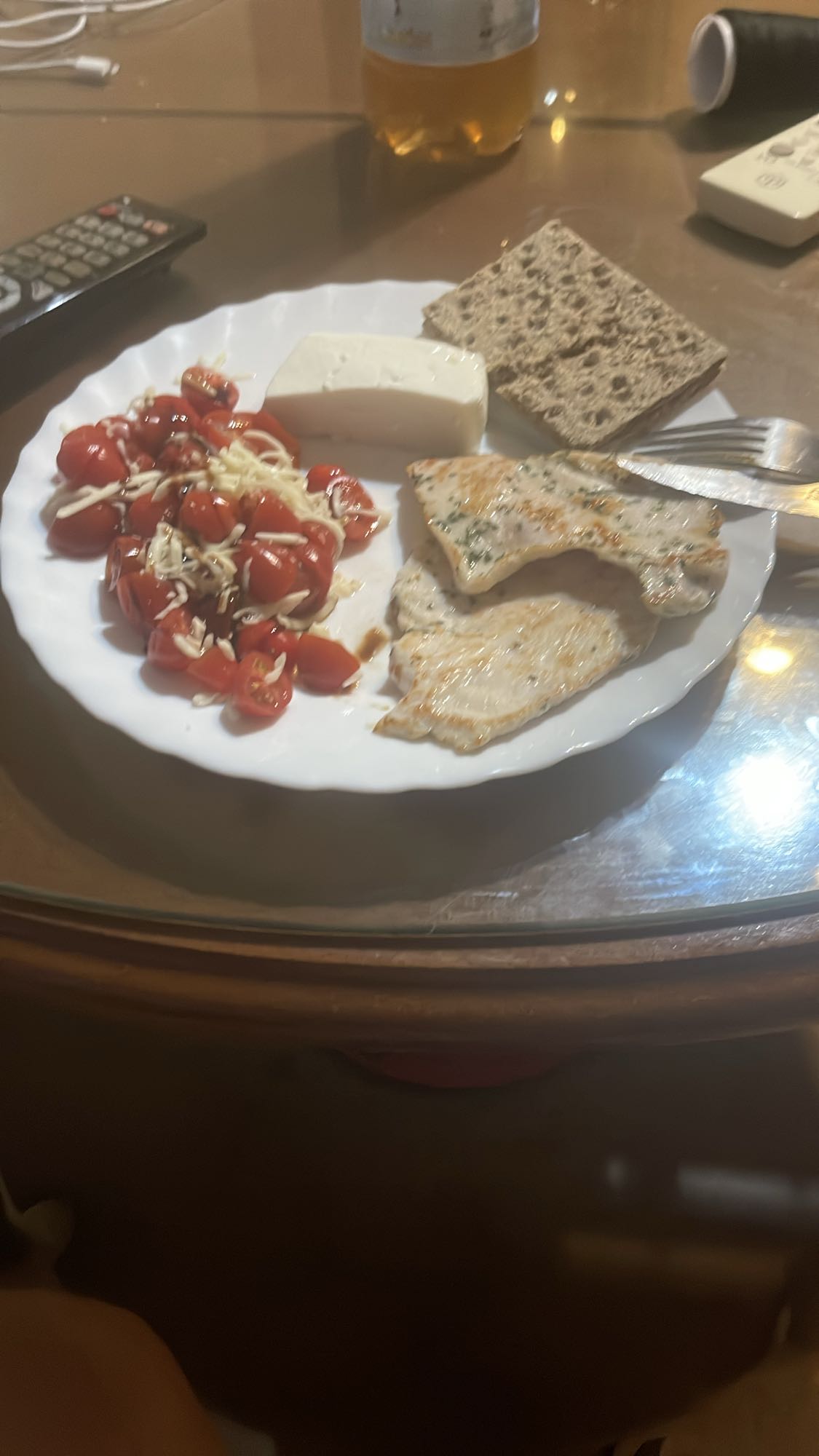 Pechuga, ensalada y pan crujiente