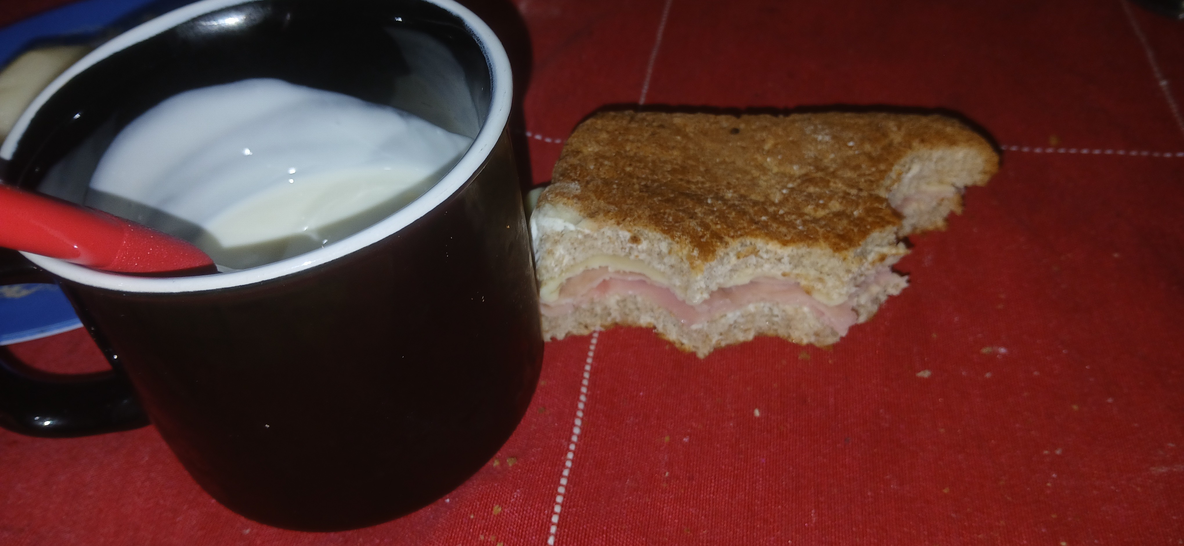 Sándwich mixto y leche