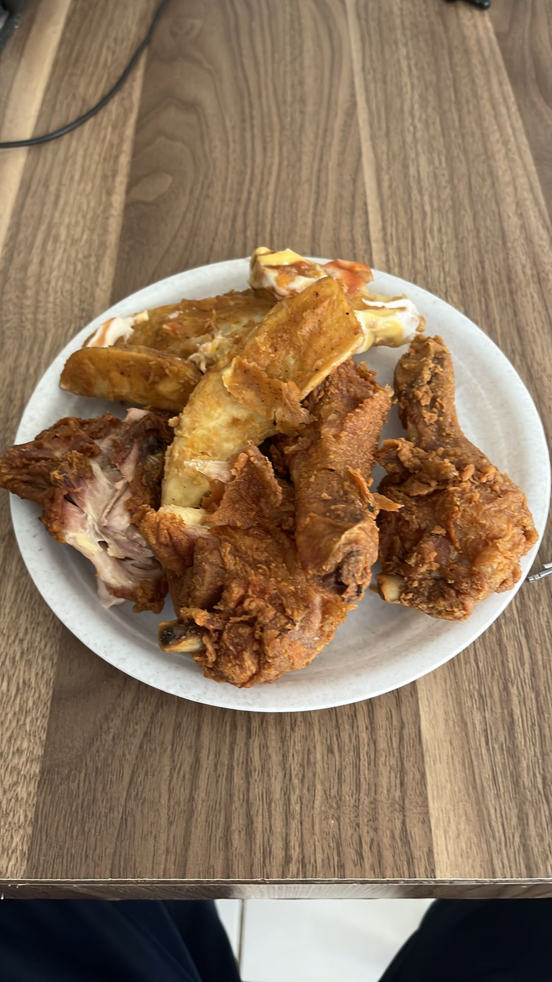 Pollo frito con costillas