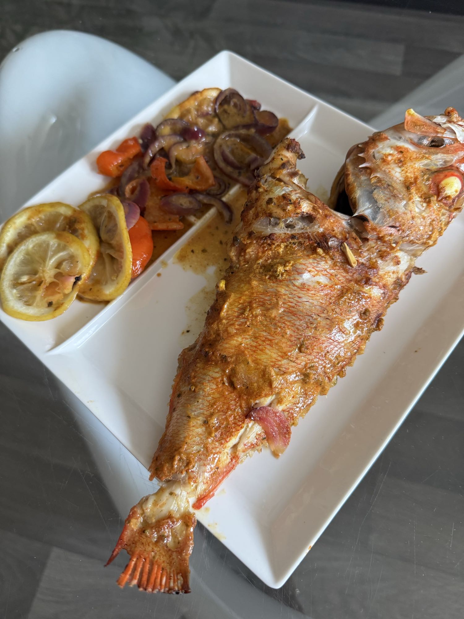 Poisson rôti et légumes