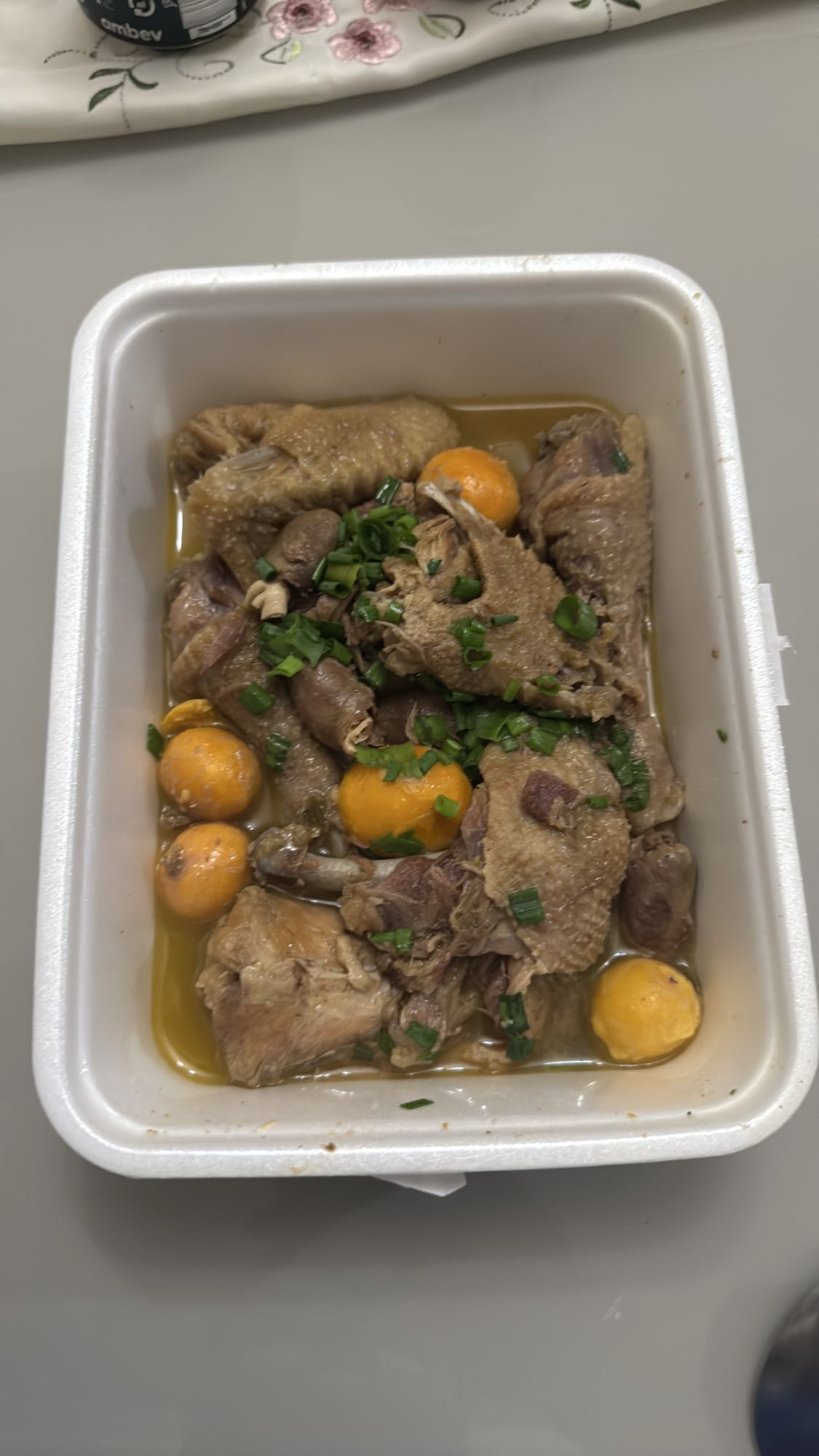 Frango com ovos e molho