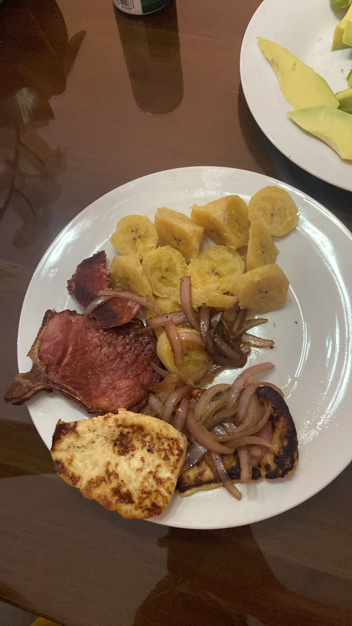 Desayuno típico con plátano