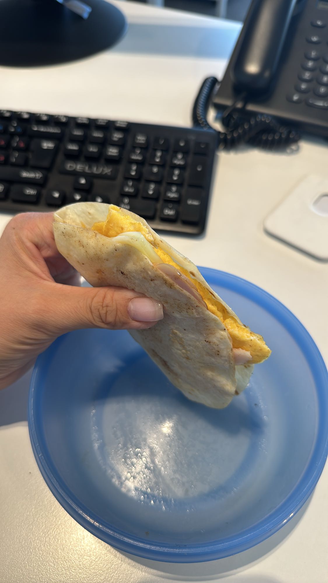 яичный завтрак в тортилье