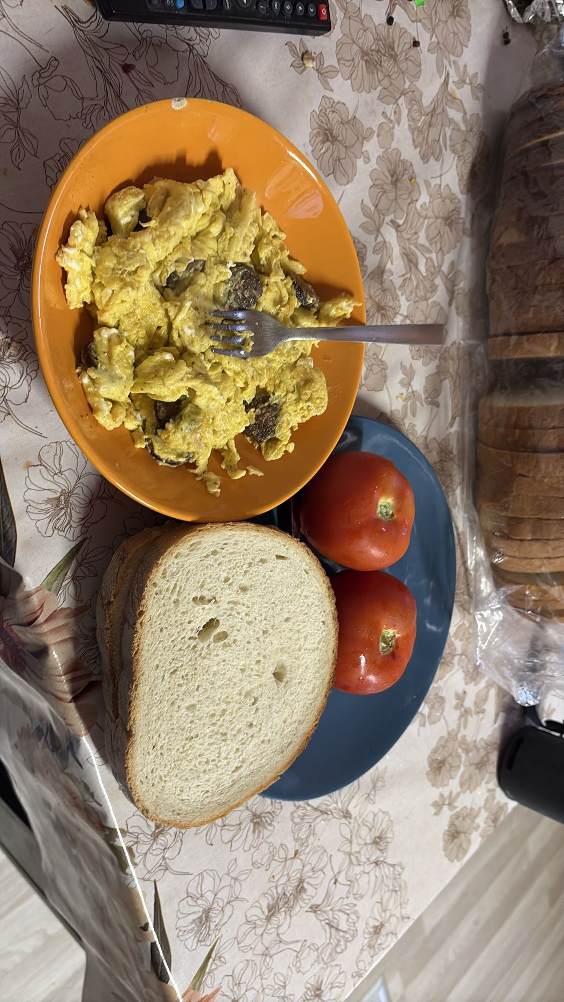 Omletă cu pâine și roșii