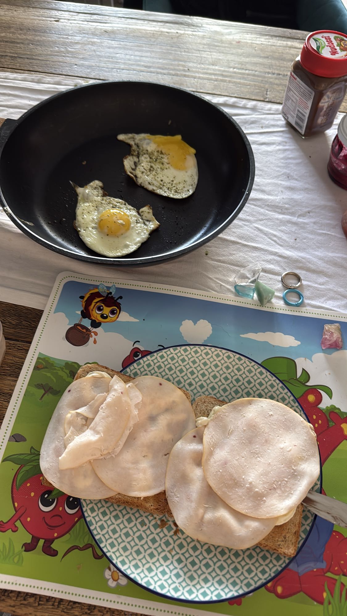 Gebakken eieren en brood