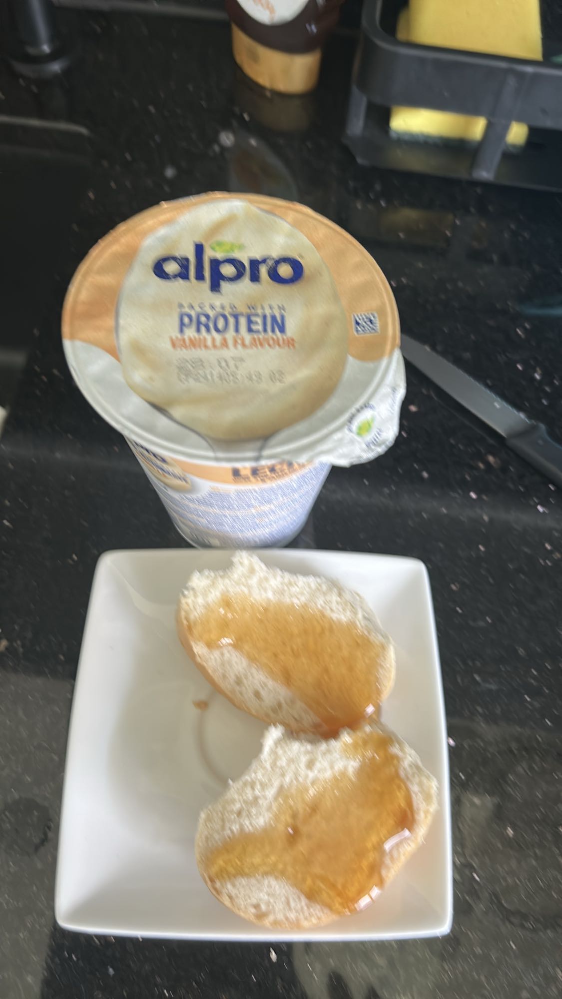 Yoghurt mit Brötchen & Honig