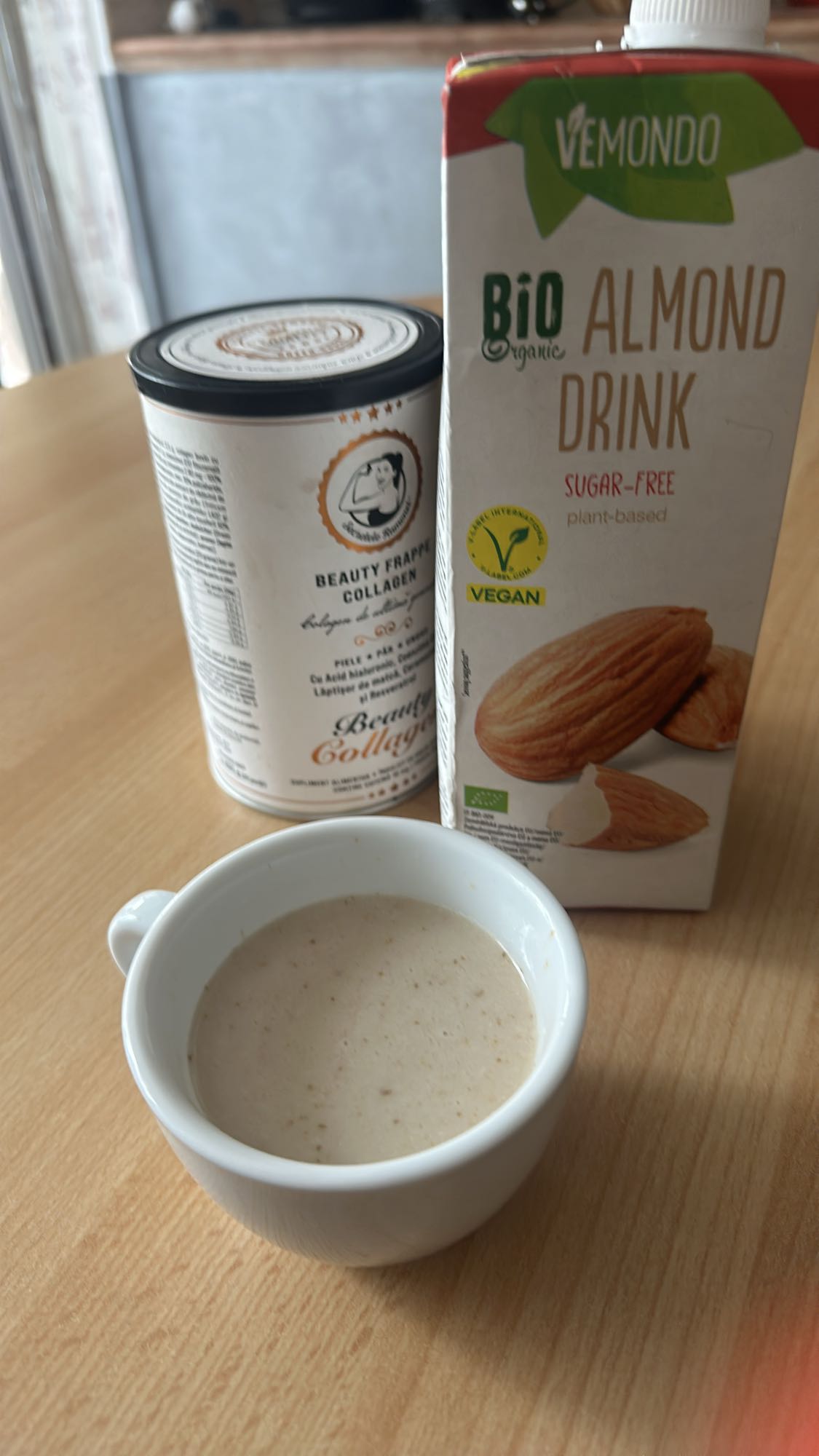 Frappé cu colagen și lapte de migdale