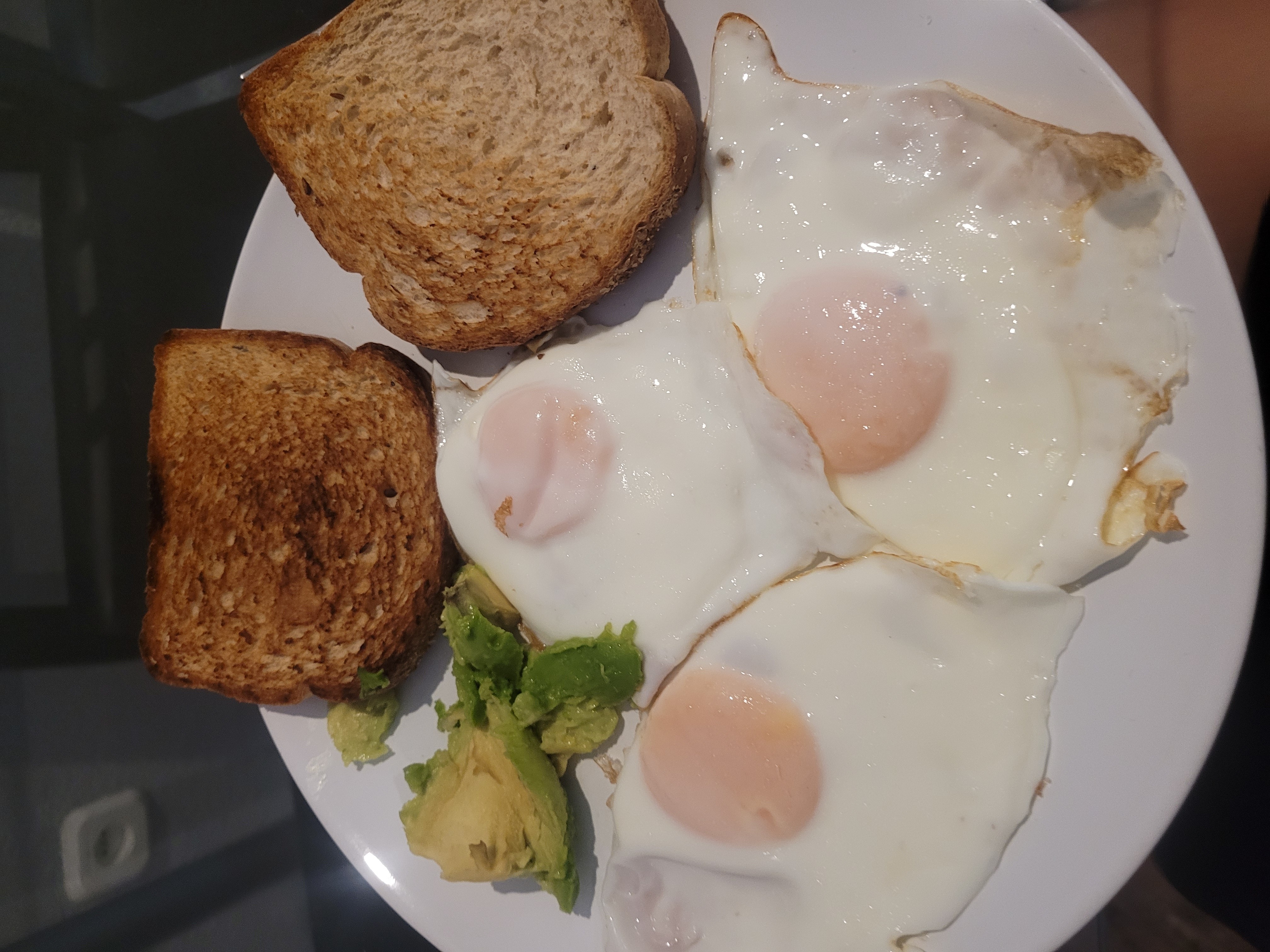 Huevos con pan y aguacate