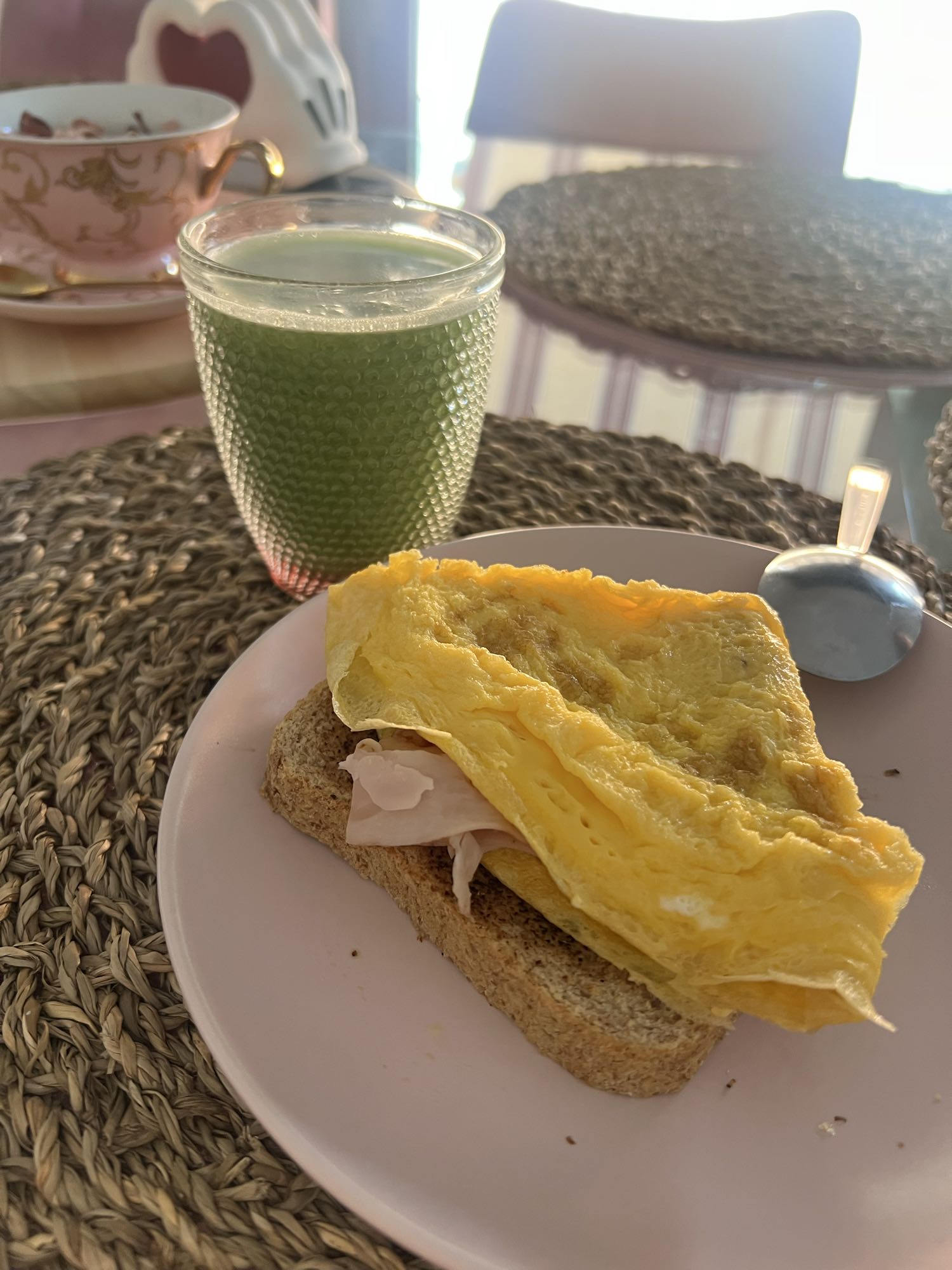 Tostada con huevo y jugo