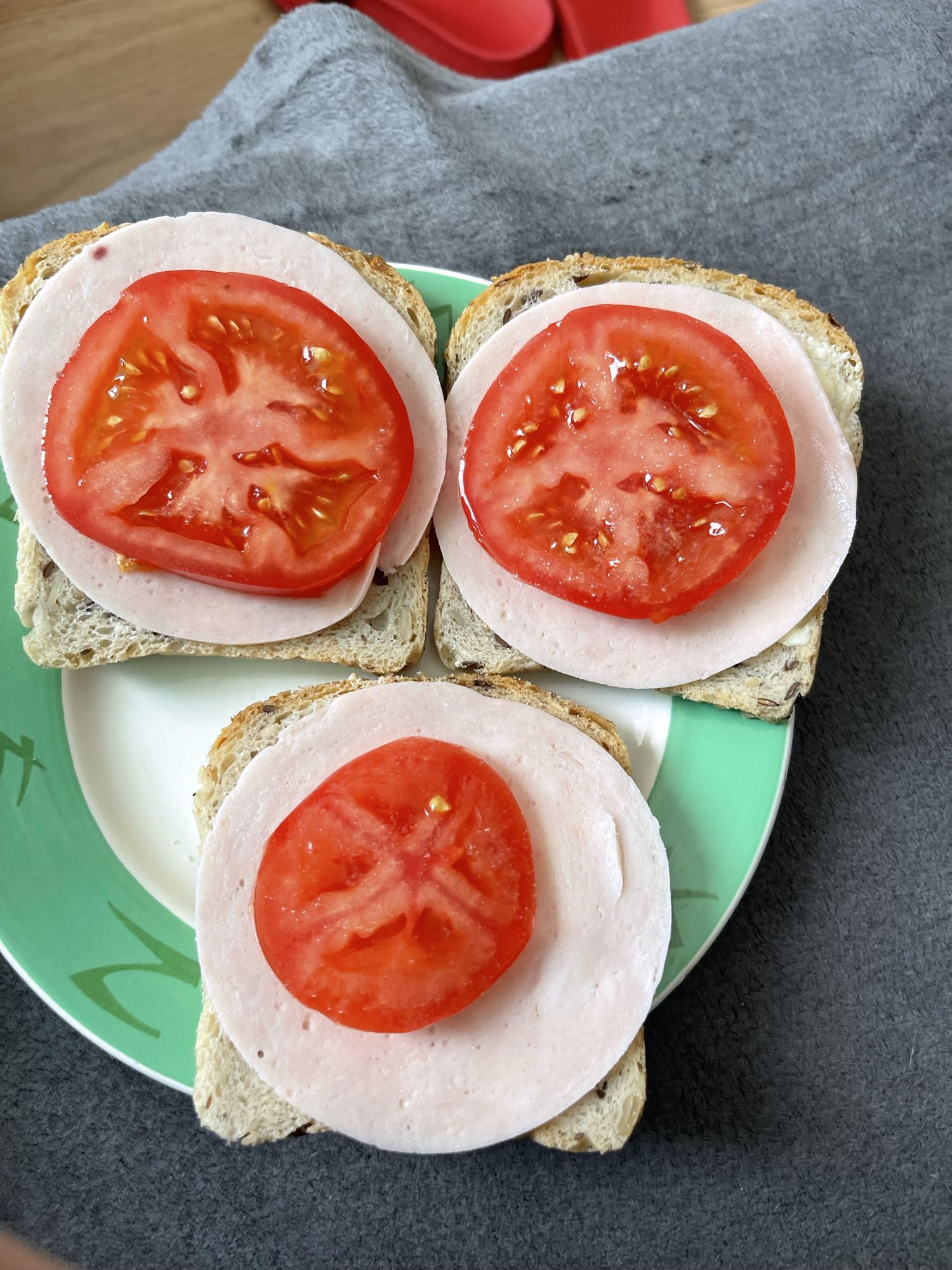 Kanapki z szynką i pomidorem