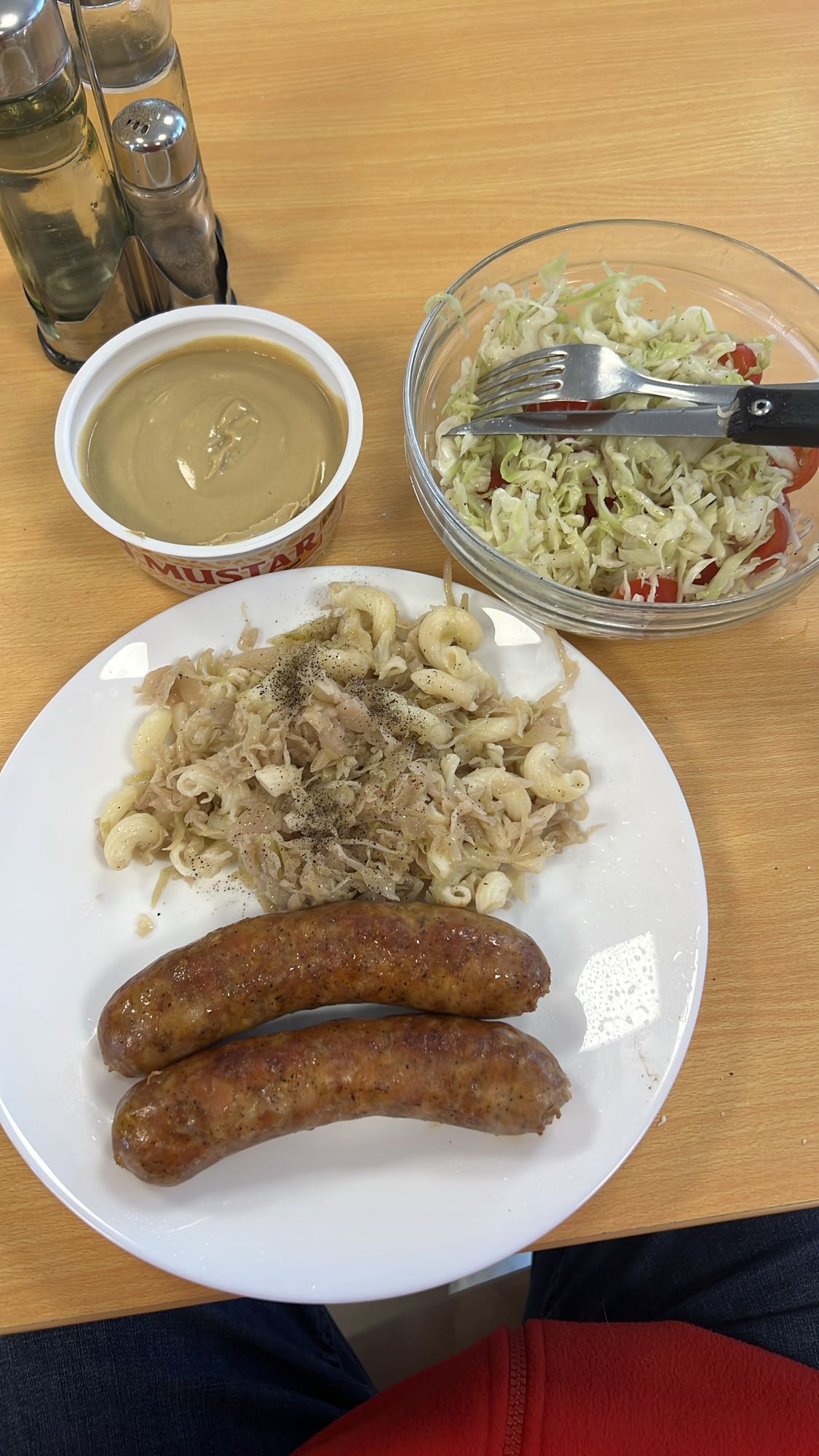 Cârnați cu paste și salată