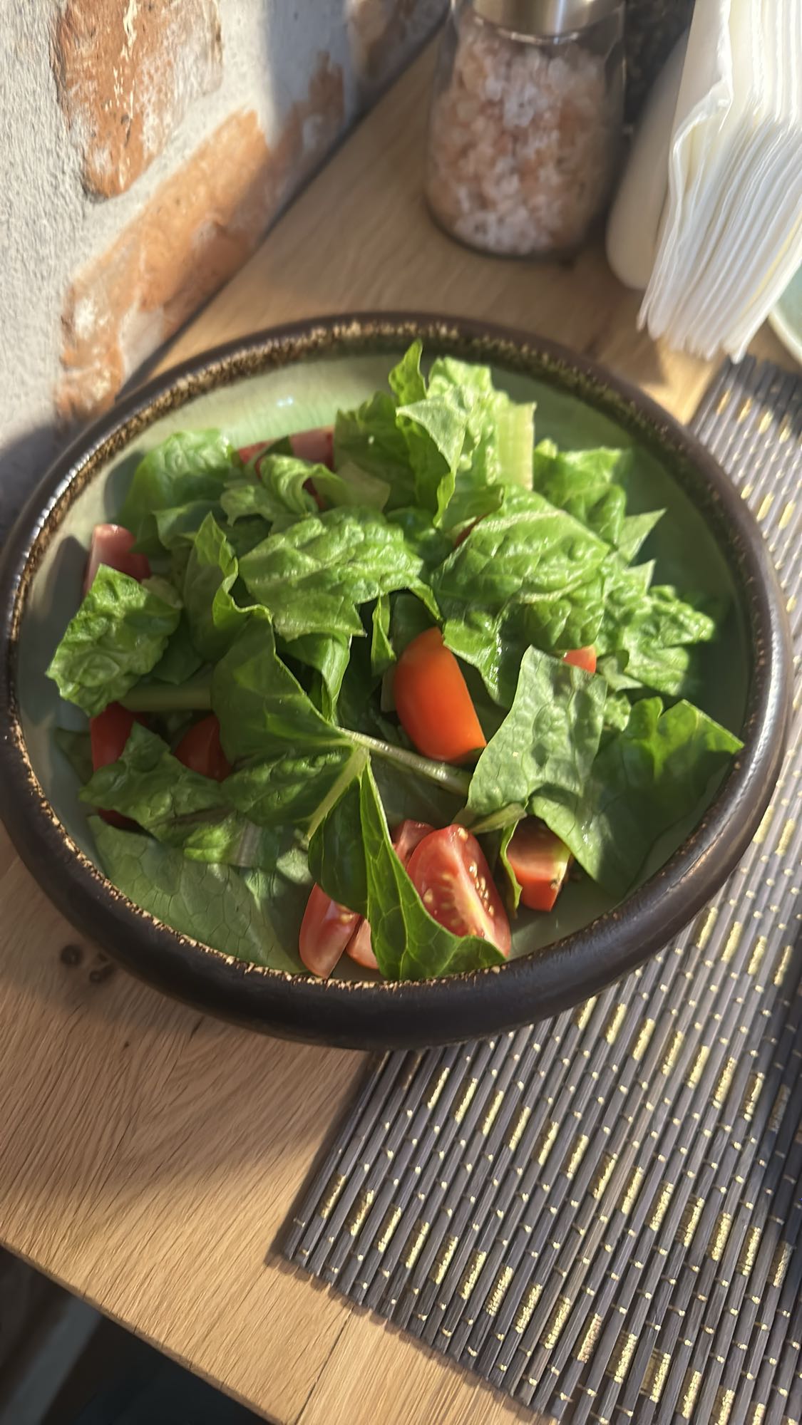 Salată verde cu roșii