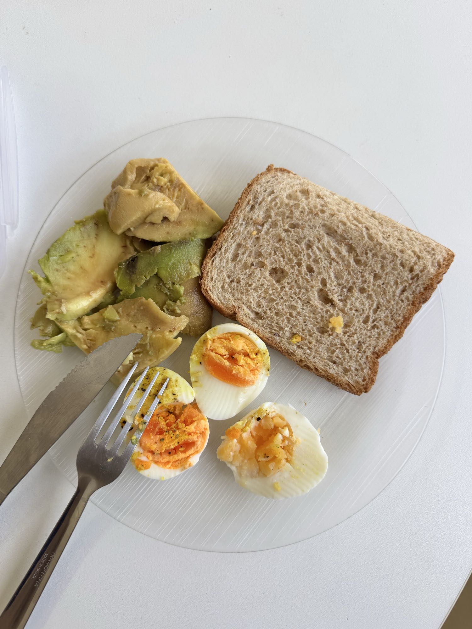 Ovo, abacate e pão integral