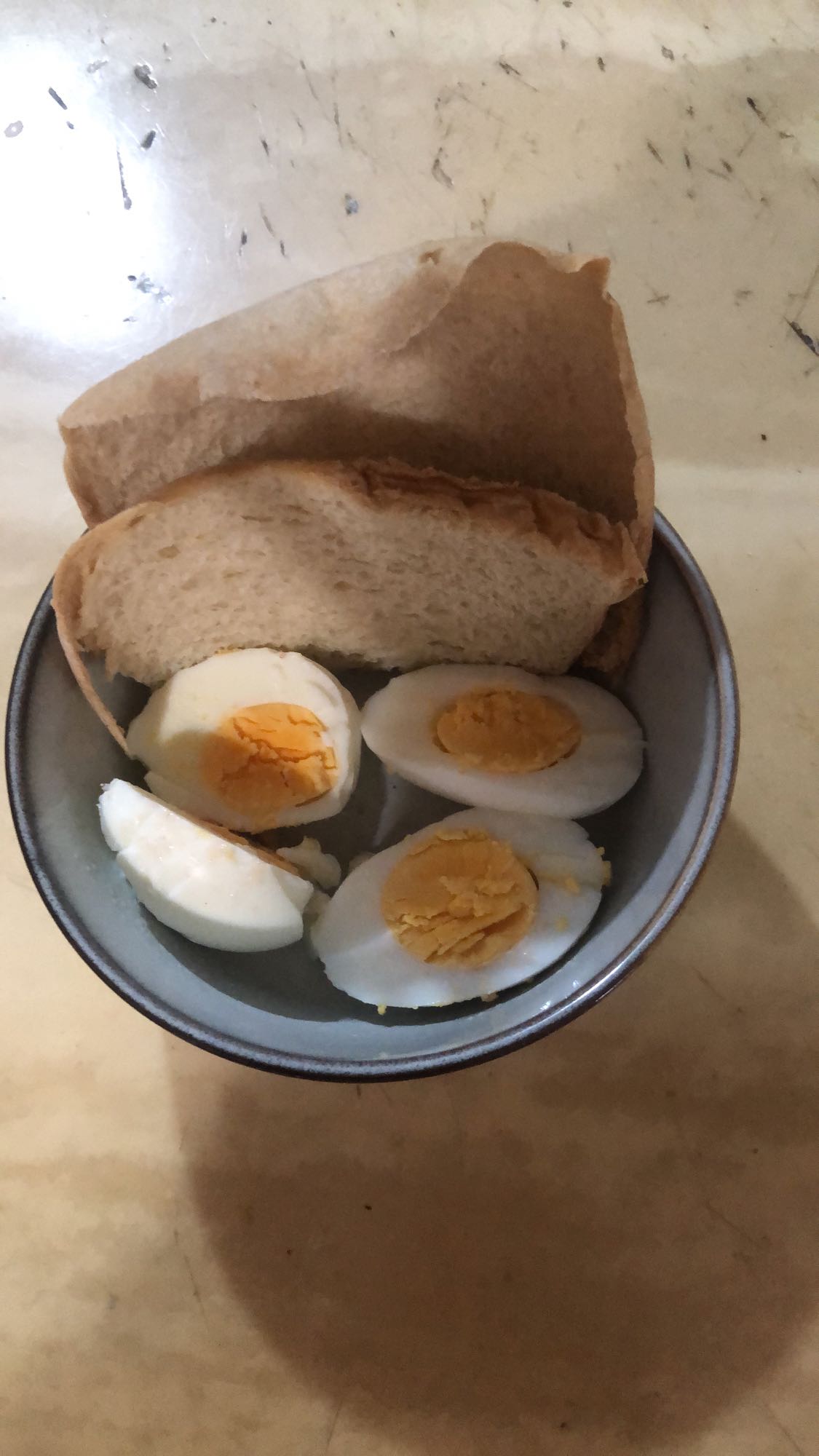Huevos cocidos y pan