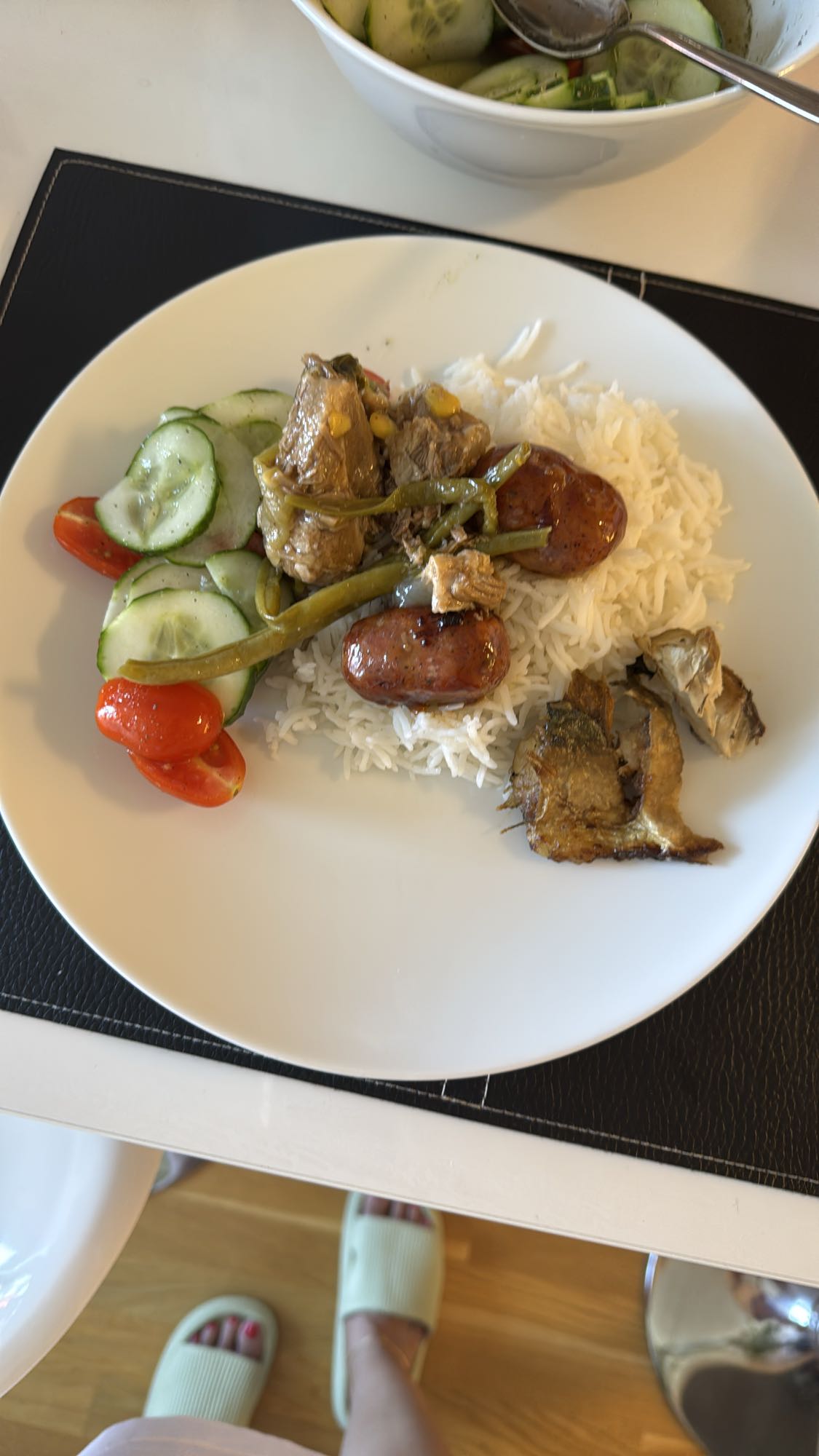 Ris med kött och sallad