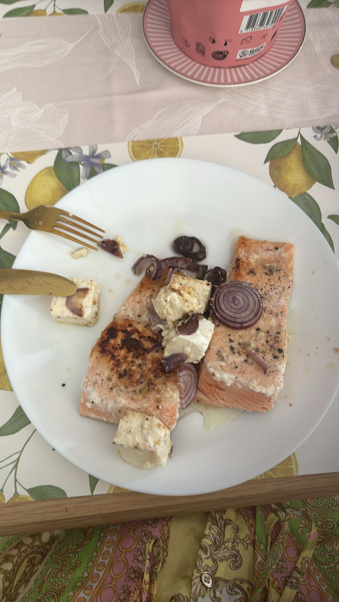 Łosoś z fetą i cebulą