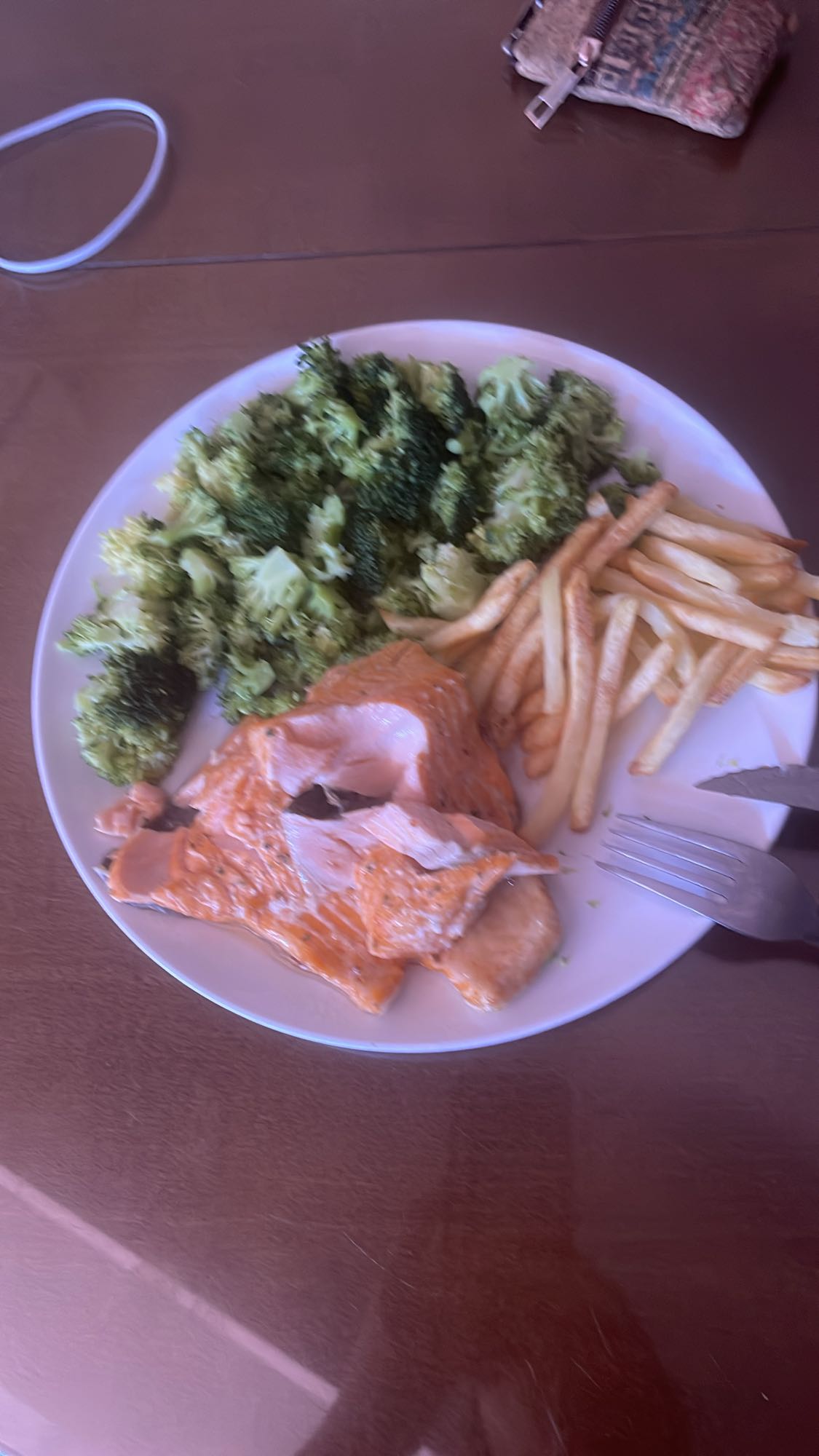 Salmón con brócoli y papas