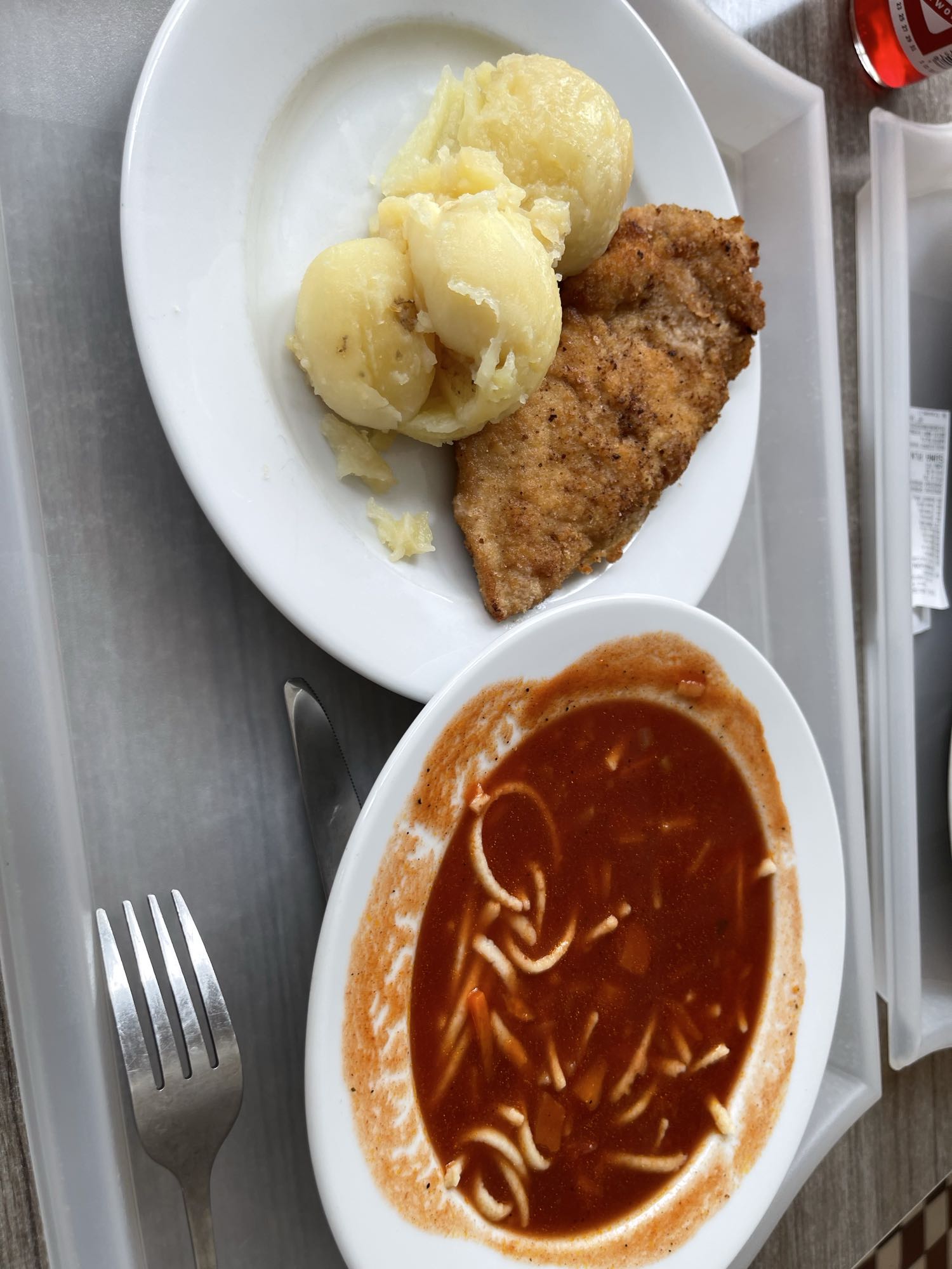 Kotlet schabowy z ziemniakami i zupa pomidorowa