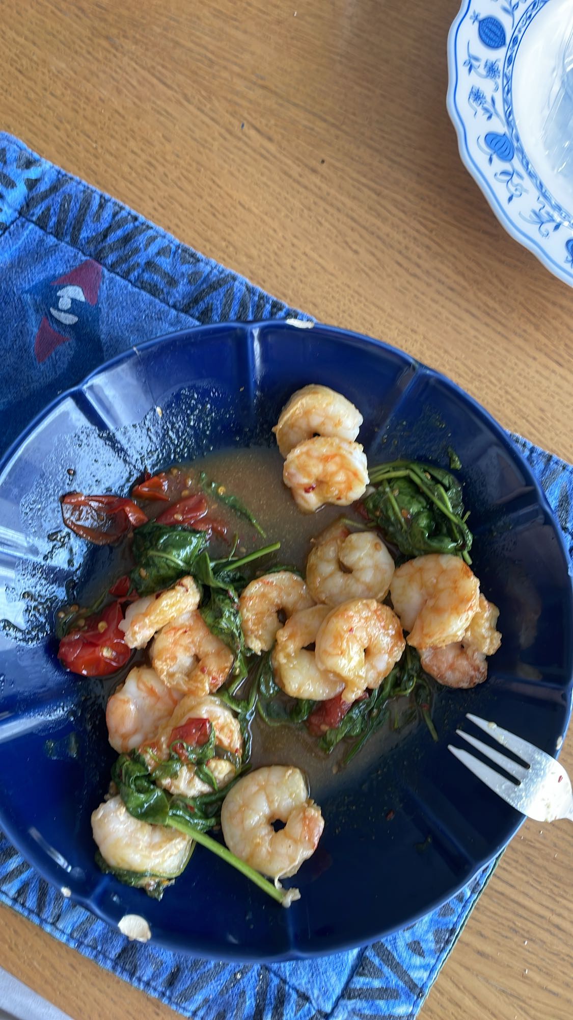 Krewetki z sosem i szpinakiem oraz pomidorkami