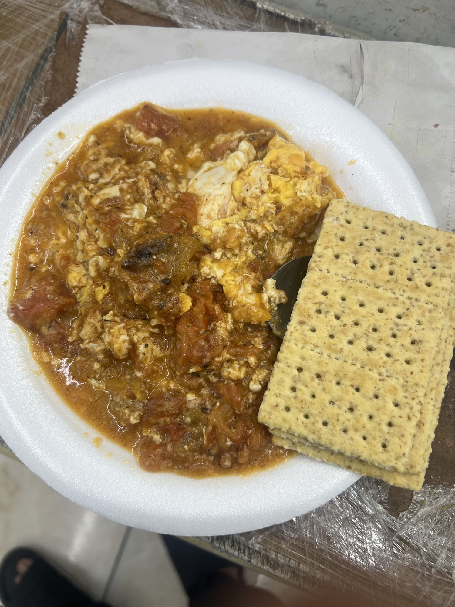 Huevos con tomate y galletas