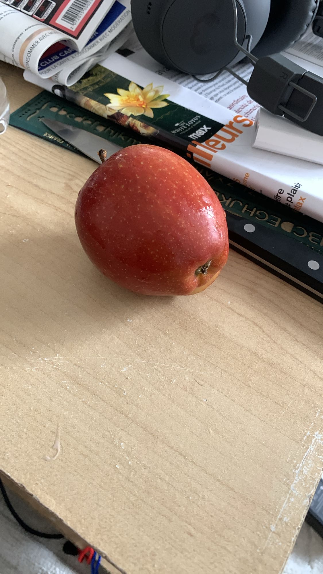 Pomme rouge entière