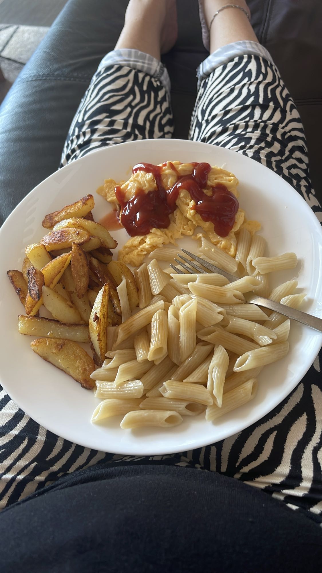 Pasta, patates kızartması ve yumurta