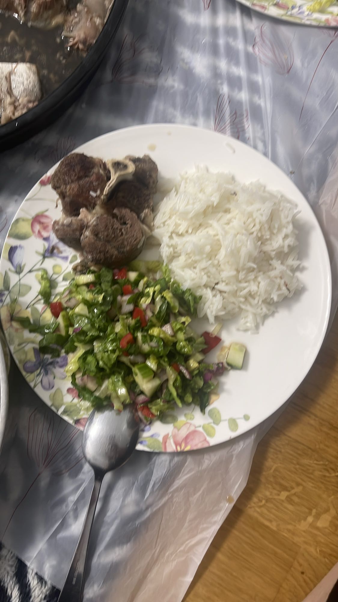 لحم مع أرز وسلطة