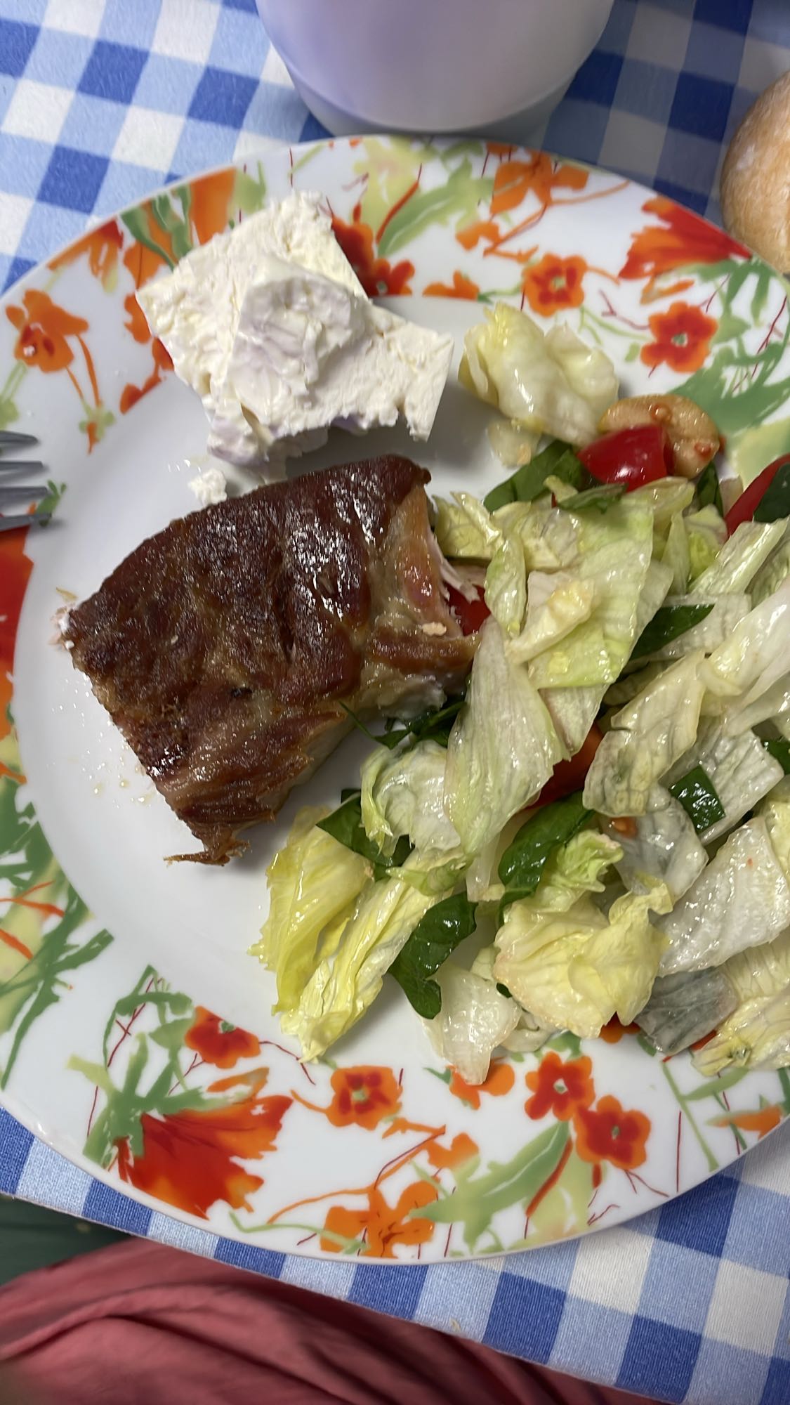 Friptură cu salată