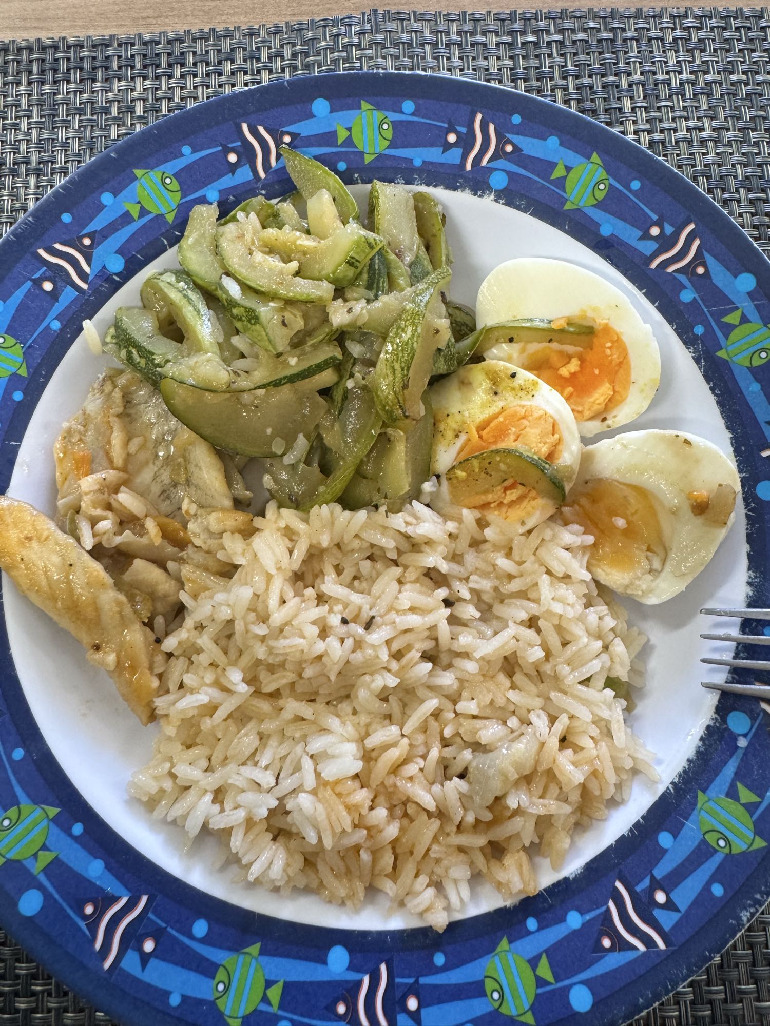 Arroz com ovos e legumes