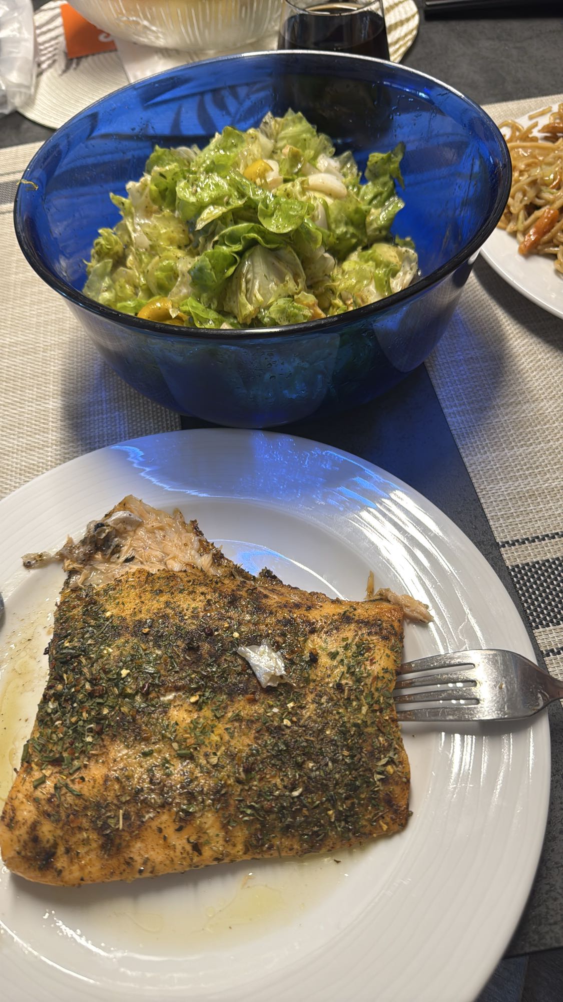 Gegrillter Lachs mit Salat