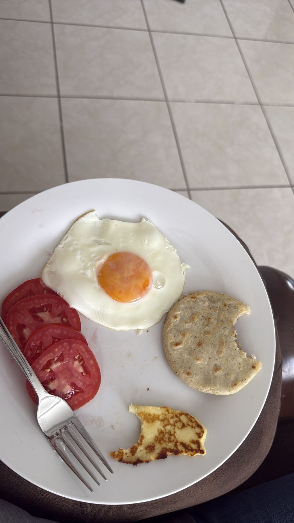 Desayuno con huevo y arepa