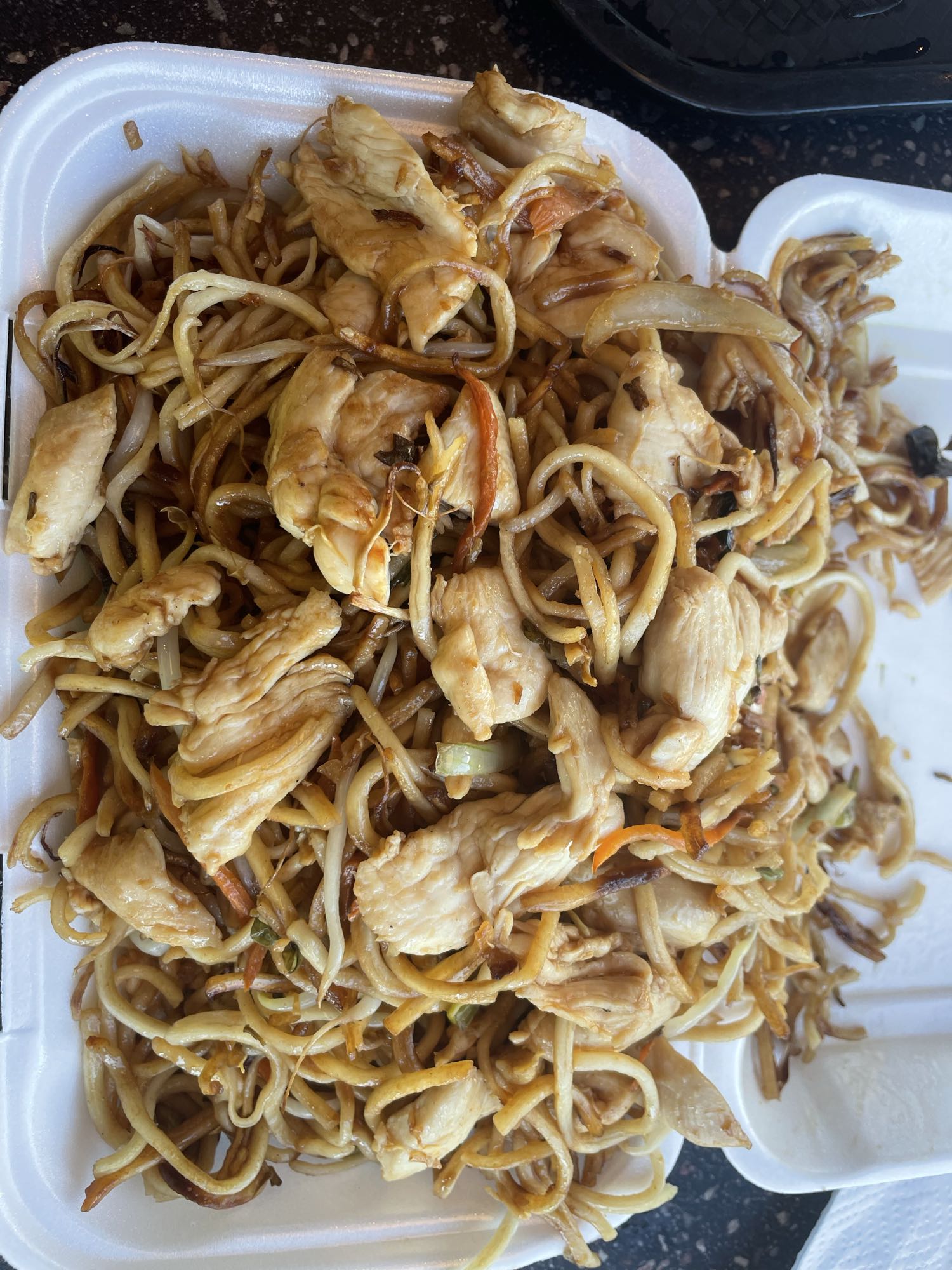 Pollo con fideos salteados