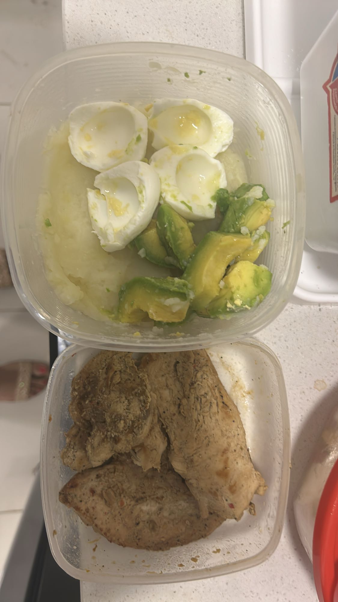 Pollo, huevo, puré y aguacate