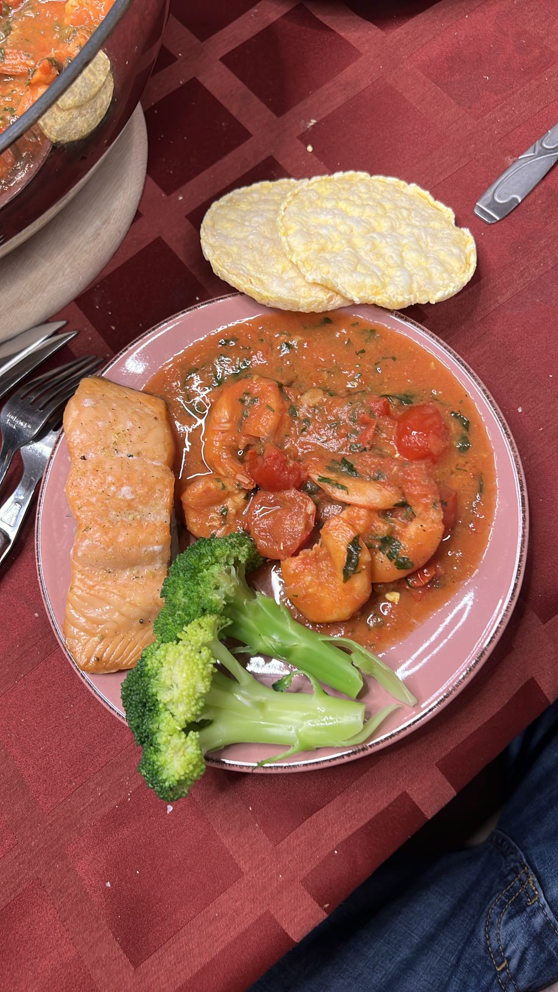 Somon cu creveți și legume