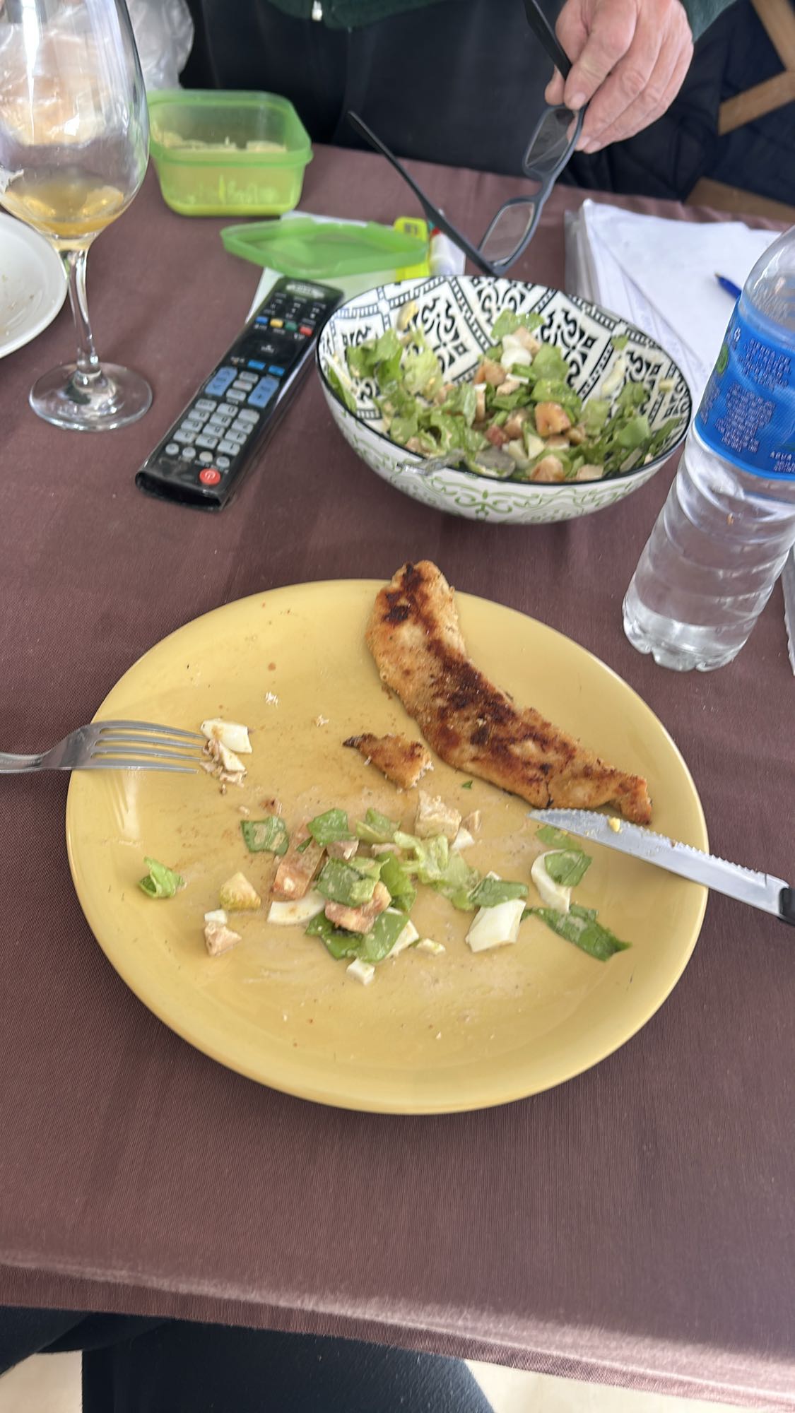 ensalada con pollo empanado