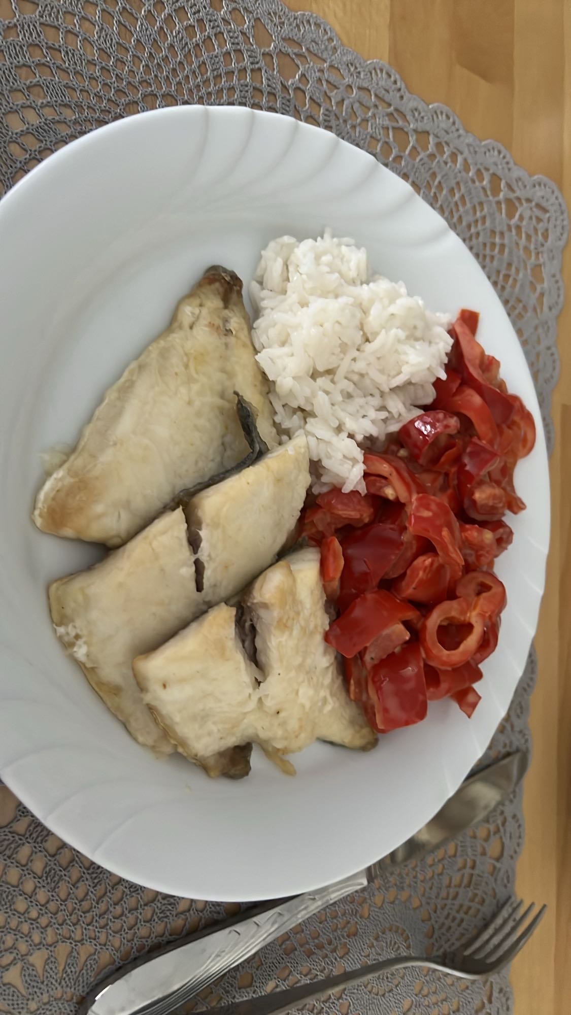 Balık, pilav ve biber tabağı