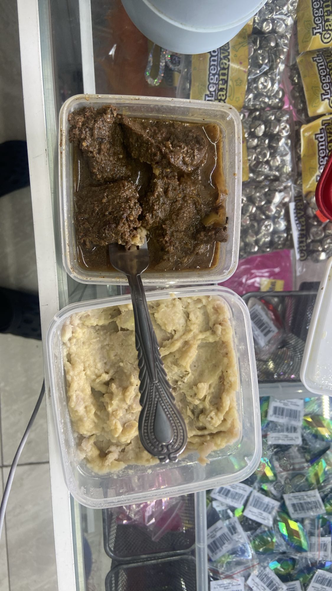 Ewedu con carne y puré de ñame