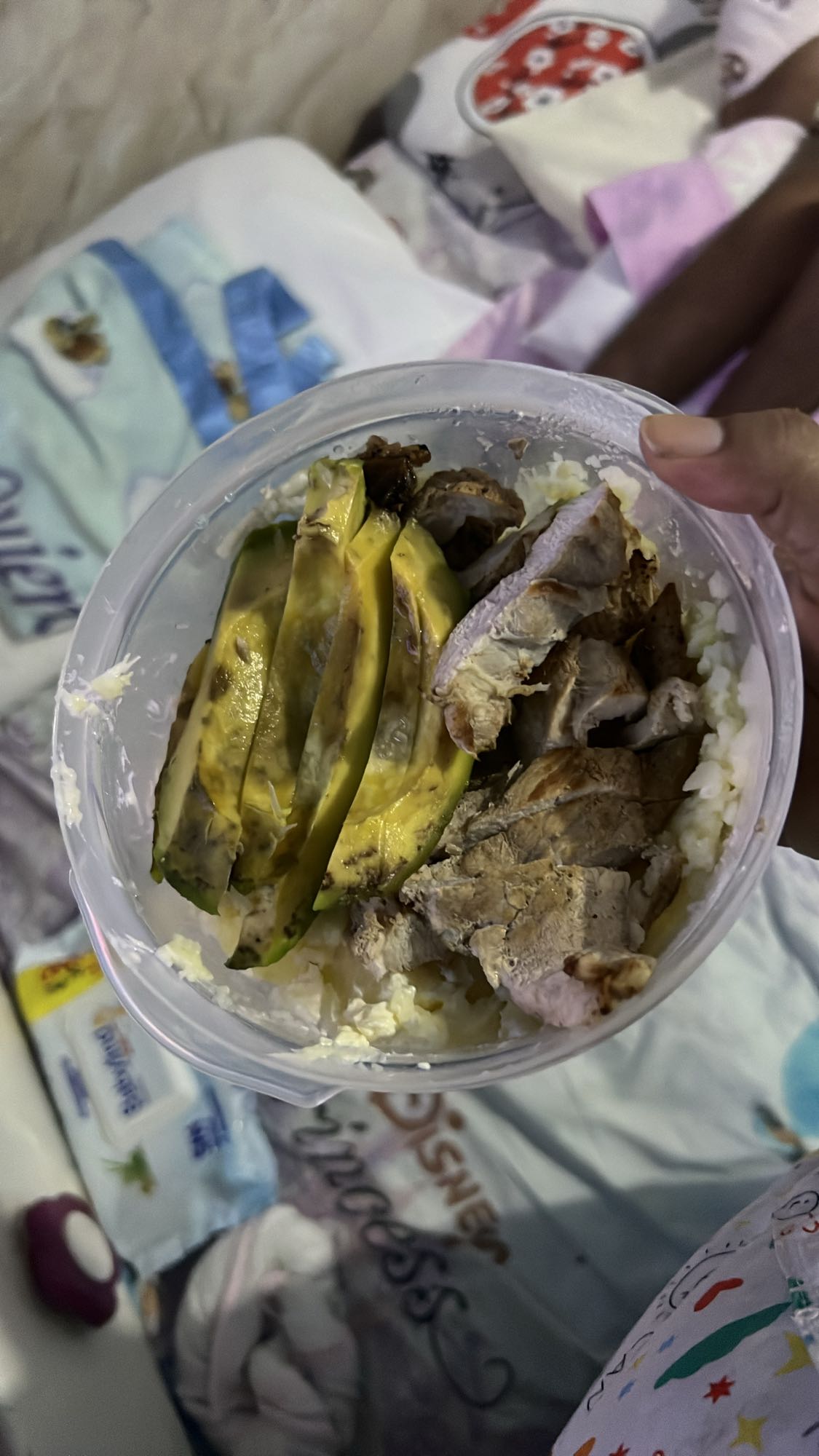 Arroz con cerdo y aguacate