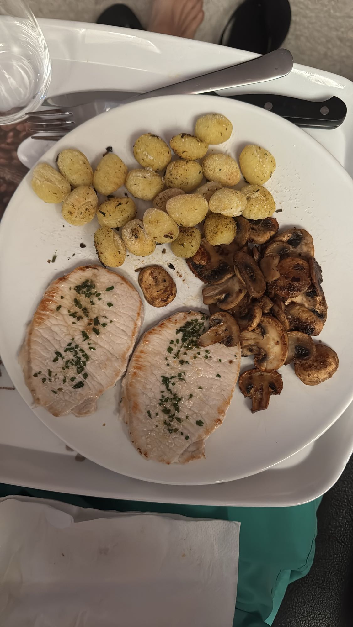 Cerdo con gnocchi y champiñones