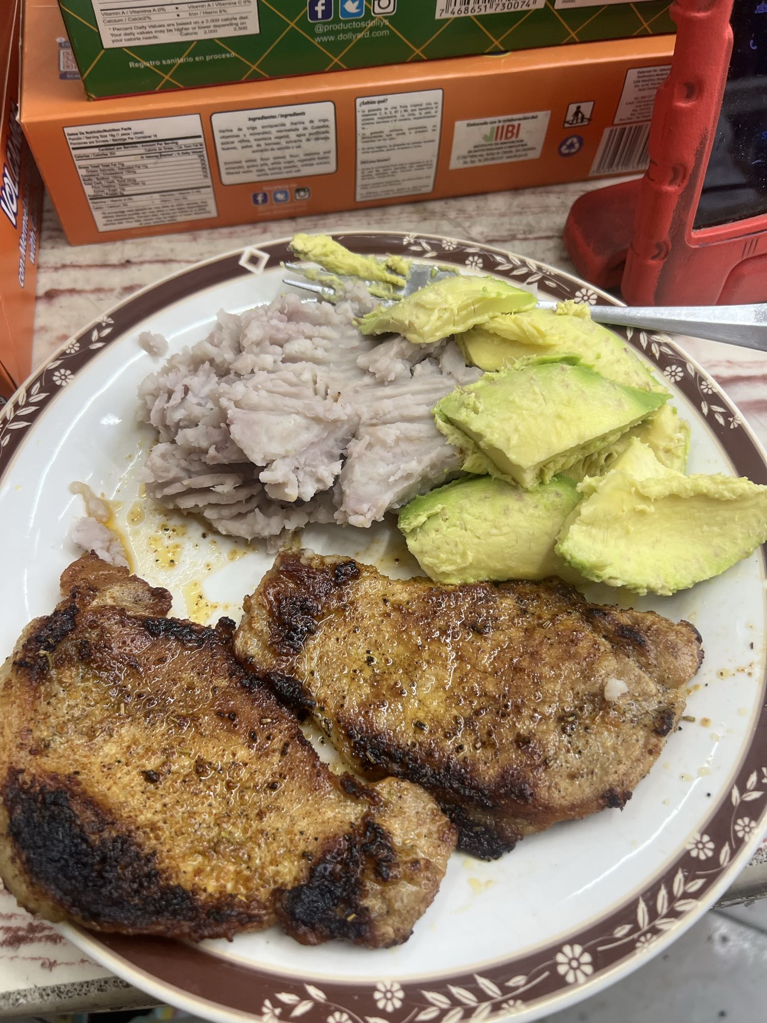 Chuleta con yuca y aguacate