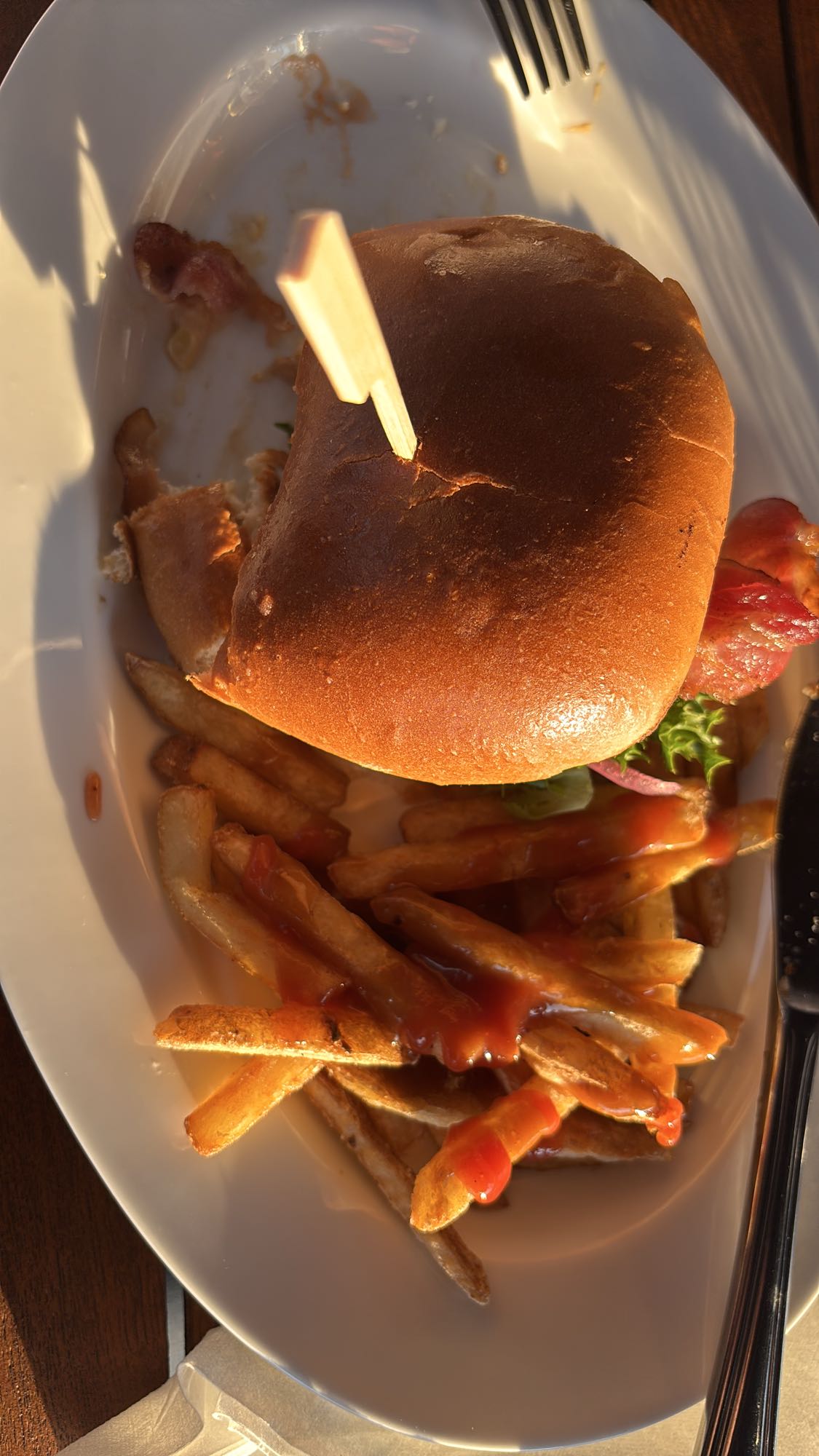 Burger og pommes frites